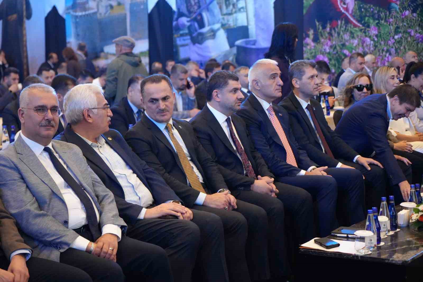 Bakan Ersoy: "Akdeniz Bölgesi’nde 2002-2025 yılları arasında yaklaşık 26,9 milyar liralık kültür ve turizm yatırımı gerçekleştirildi"
Bakan Ersoy: "Akdeniz Bölgesi’nde 2002-2025 yılları arasında yaklaşık 26,9 milyar liralık kültür ve turizm yatırımı gerçekleştirildi"