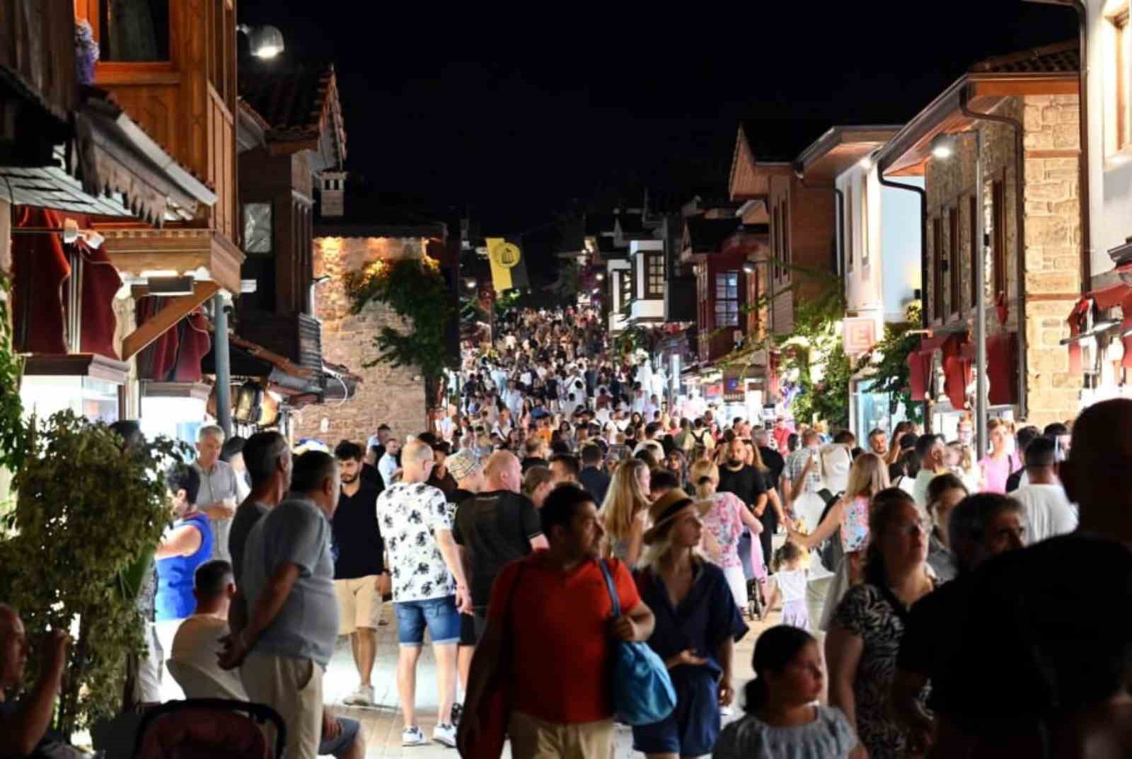 Bakan Ersoy: "Antalya, 2025 yılında 17 milyon 122 bin 548 ziyaretçiyi ağırladı"
