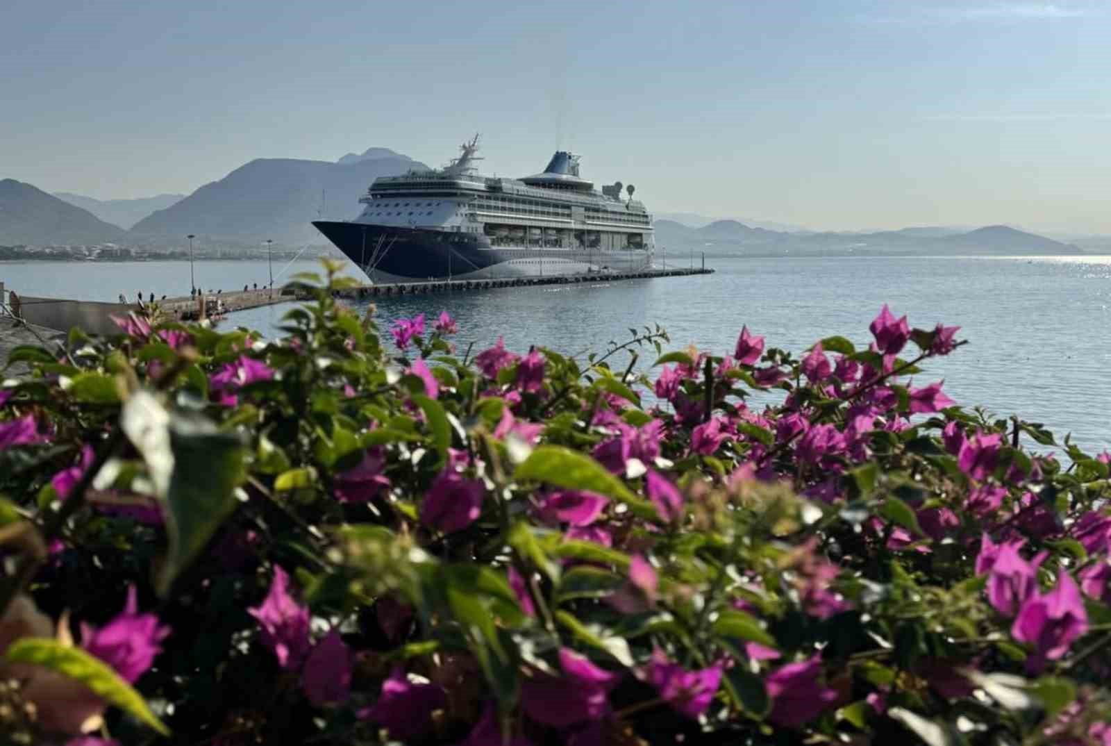 Bakan Ersoy: "Antalya, 2025 yılında 17 milyon 122 bin 548 ziyaretçiyi ağırladı"
