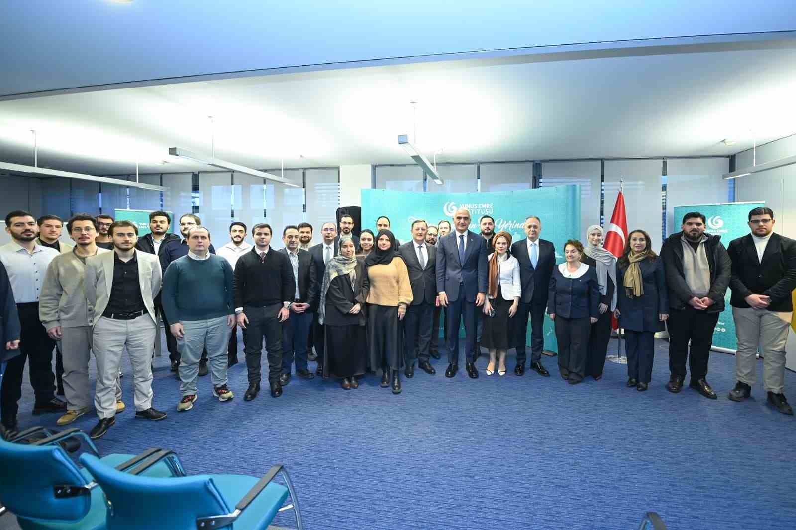 Bakan Ersoy, Berlin’de Türkçe öğrenen gençlerle buluştu
