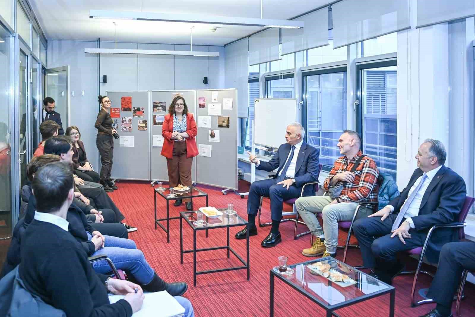 Bakan Ersoy, Berlin’de Türkçe öğrenen gençlerle buluştu
