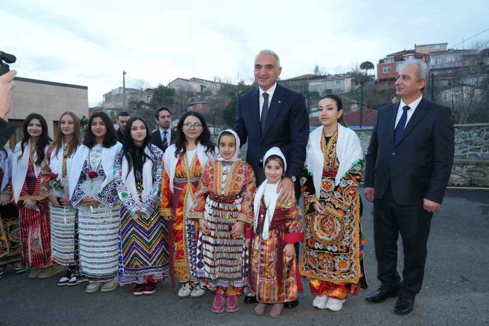 Bakan Ersoy: "Bu millet can cana, gönül gönüle verdikçe geleceğimiz güçlü ve aydınlık olacaktır"
