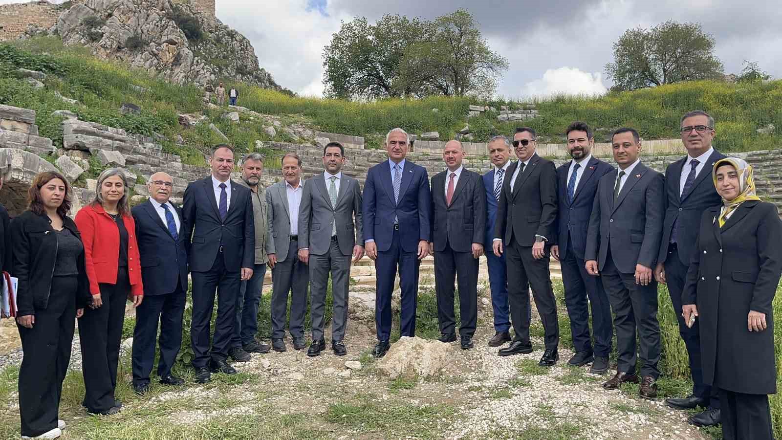 Bakan Ersoy, Kastabala Antik Kenti’nde incelemelerde bulundu
