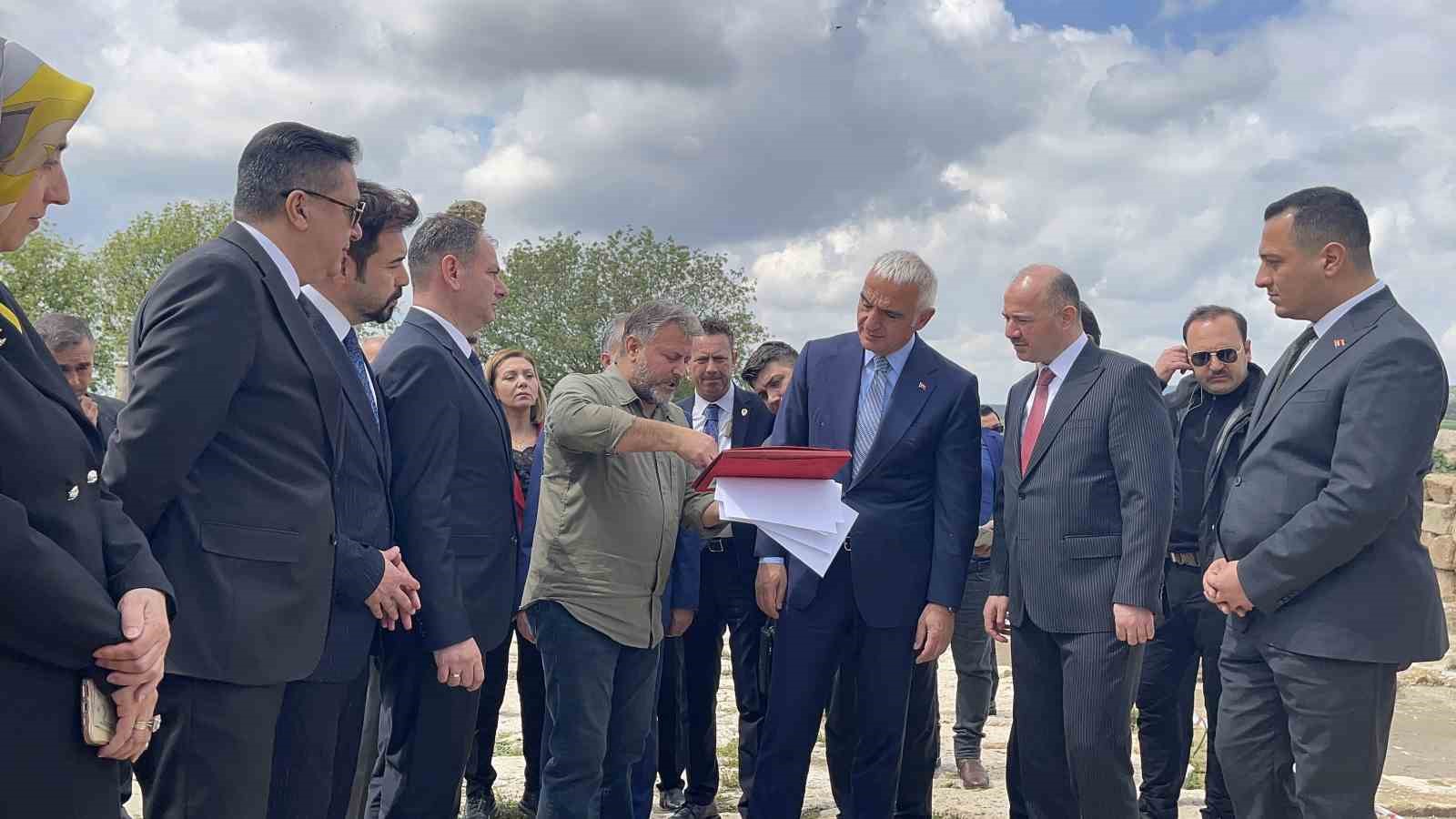 Bakan Ersoy, Kastabala Antik Kenti’nde incelemelerde bulundu
