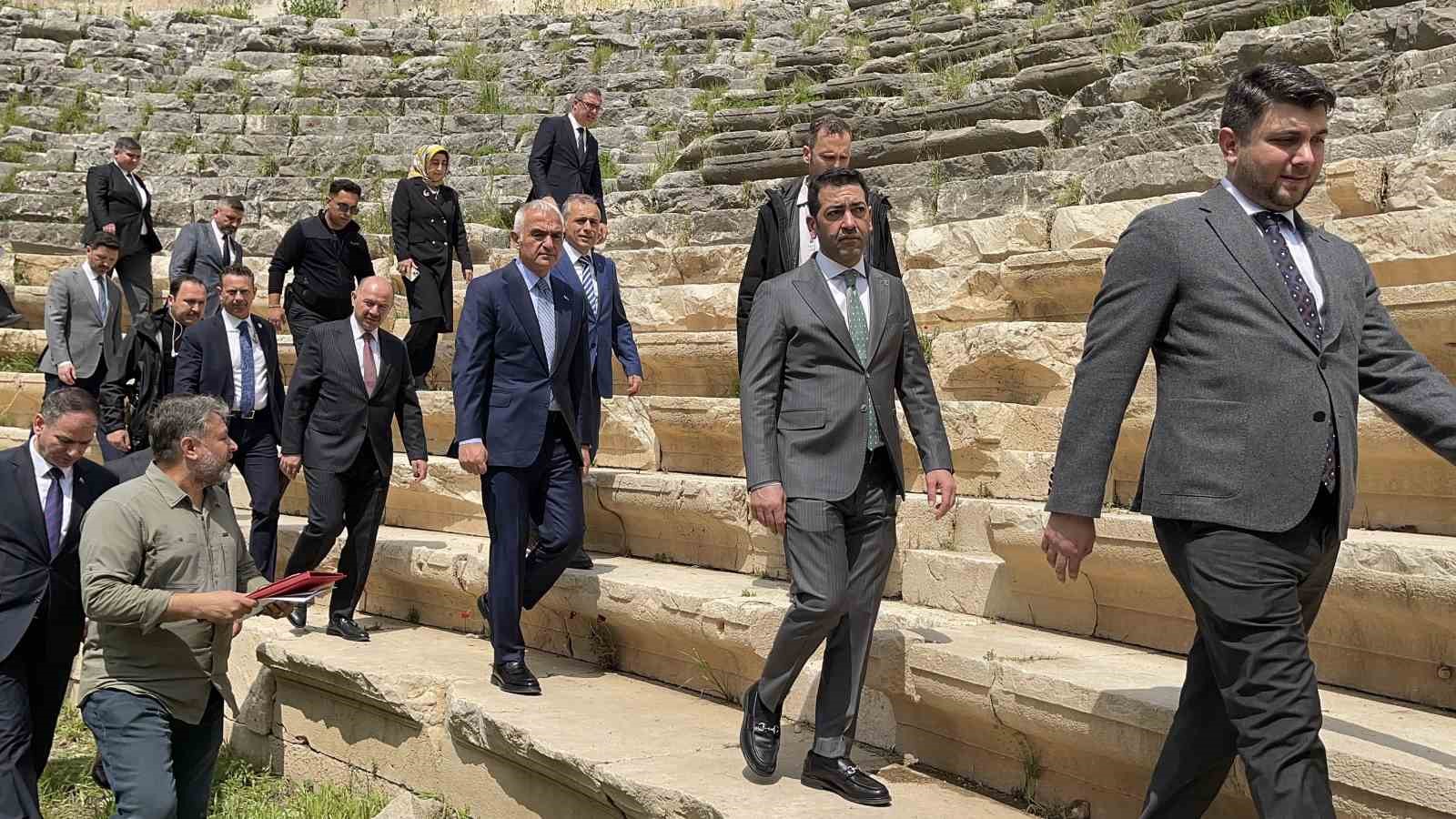 Bakan Ersoy, Kastabala Antik Kenti’nde incelemelerde bulundu
