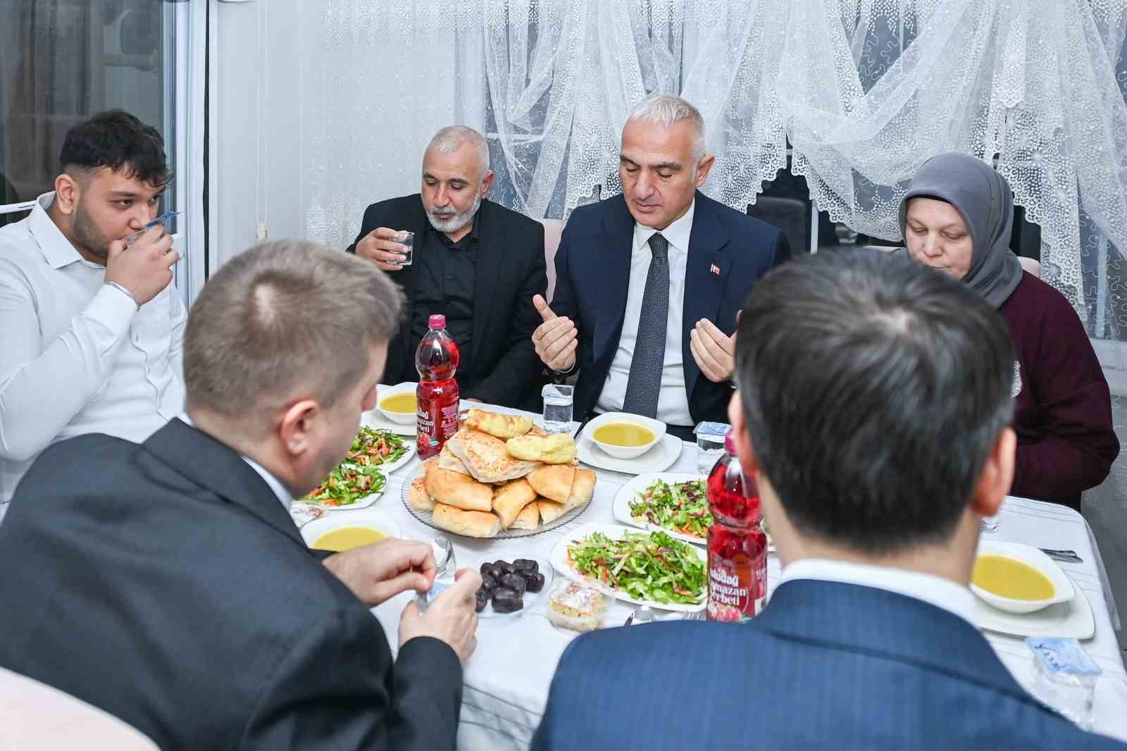 Bakan Ersoy, Kırıkkale’de Ürkmez ailesinin iftar sofrasına konuk oldu
Bakan Ersoy, Kırıkkale’de Ürkmez ailesinin iftar sofrasına konuk oldu