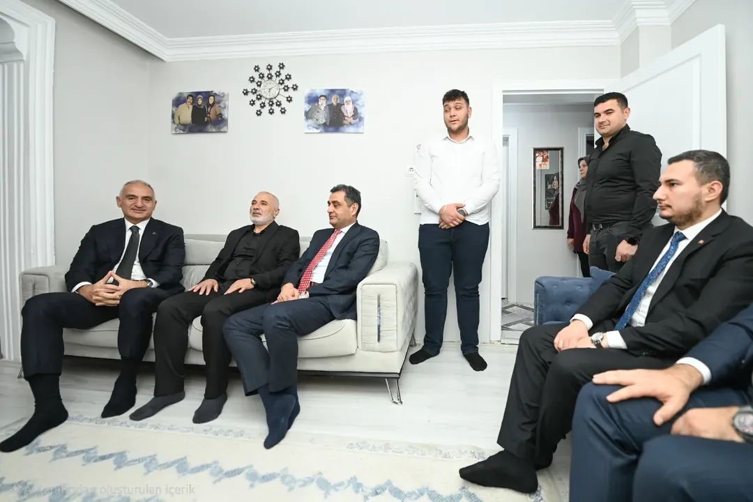 Bakan Ersoy, Kırıkkale’de Ürkmez ailesinin iftar sofrasına konuk oldu
Bakan Ersoy, Kırıkkale’de Ürkmez ailesinin iftar sofrasına konuk oldu