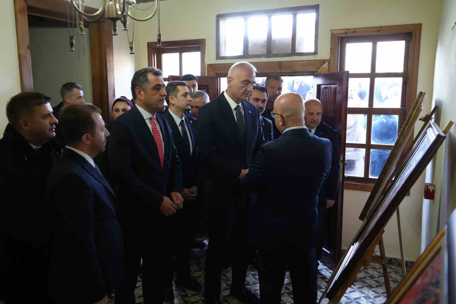 Bakan Ersoy, "Kralların Ressamı" Rahmi Pehlivanlı’nın eserlerini inceledi
