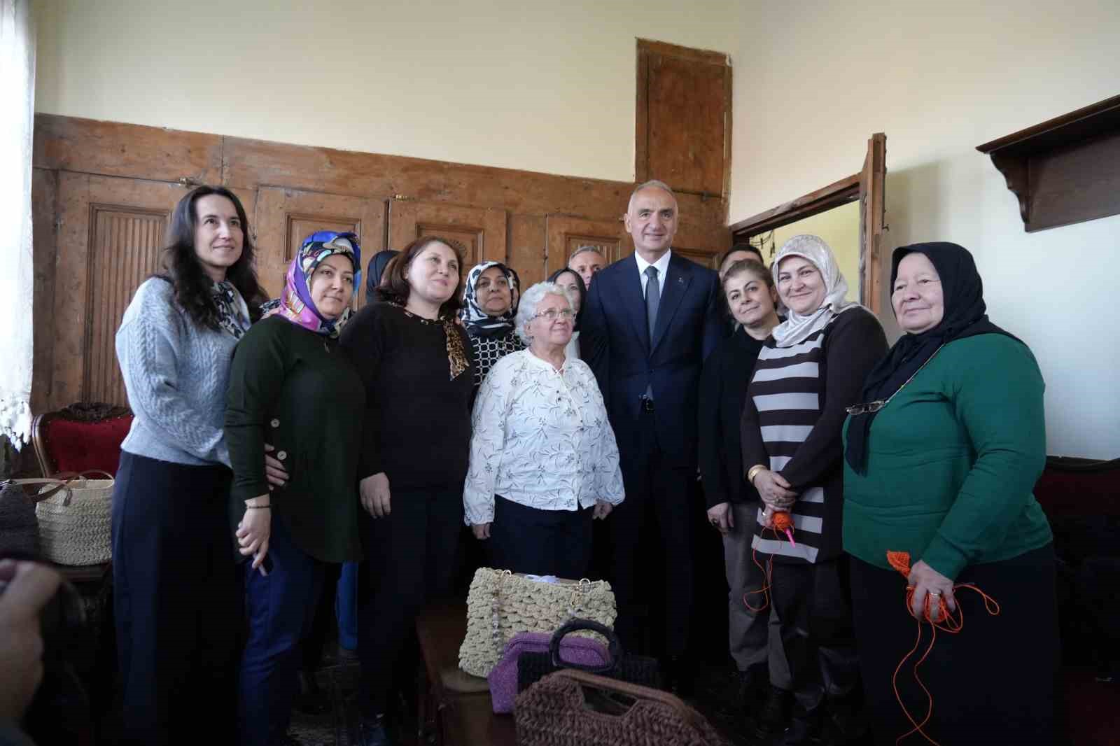 Bakan Ersoy, "Kralların Ressamı" Rahmi Pehlivanlı’nın eserlerini inceledi
