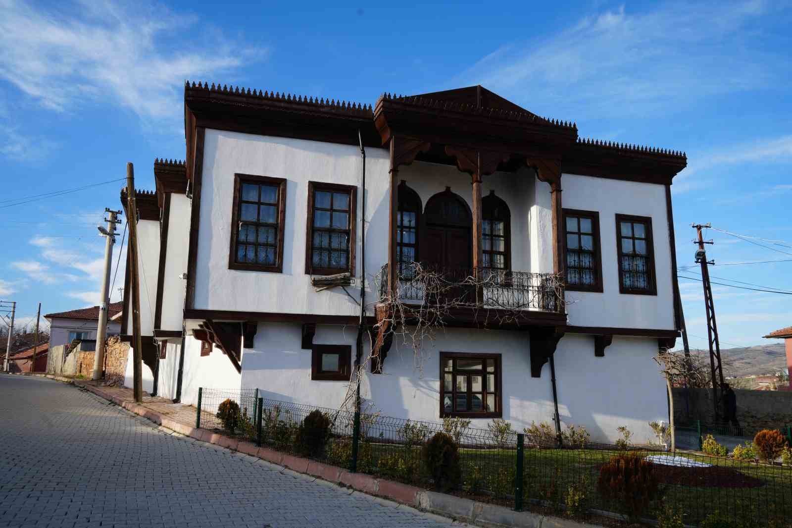 Bakan Ersoy, "Kralların Ressamı" Rahmi Pehlivanlı’nın eserlerini inceledi
