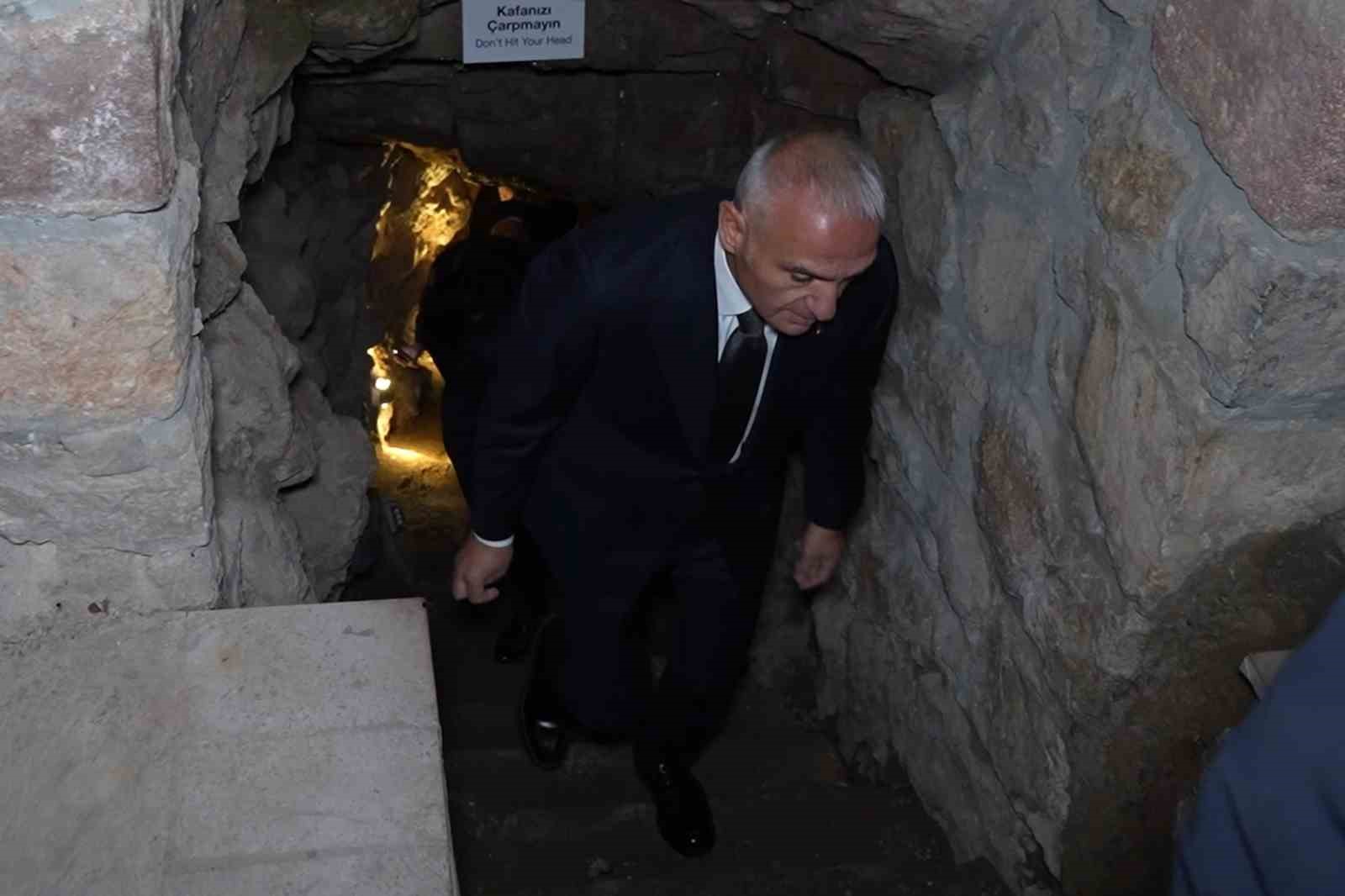 Bakan Ersoy, "Kralların Ressamı" Rahmi Pehlivanlı’nın eserlerini inceledi
