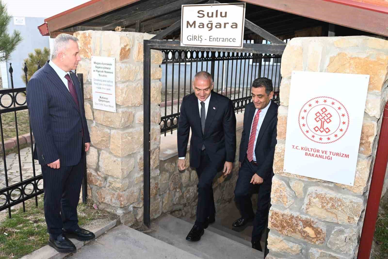 Bakan Ersoy, "Kralların Ressamı" Rahmi Pehlivanlı’nın eserlerini inceledi
