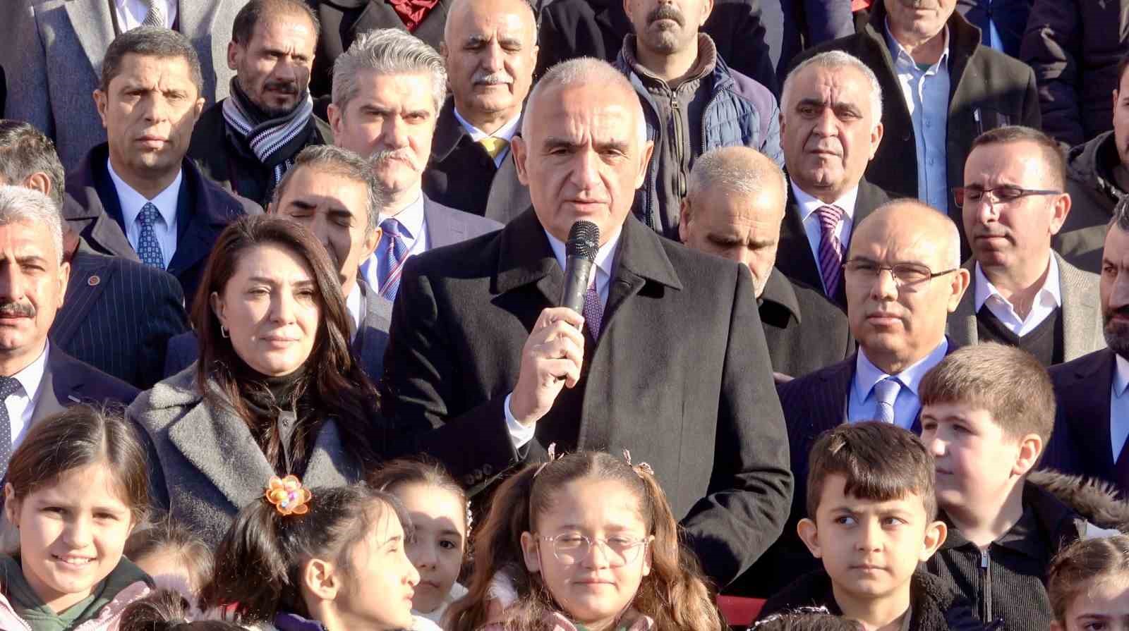 Bakan Ersoy: "Kütüphanelerimiz gençlerimizi geleceğe hazırlıyor"
