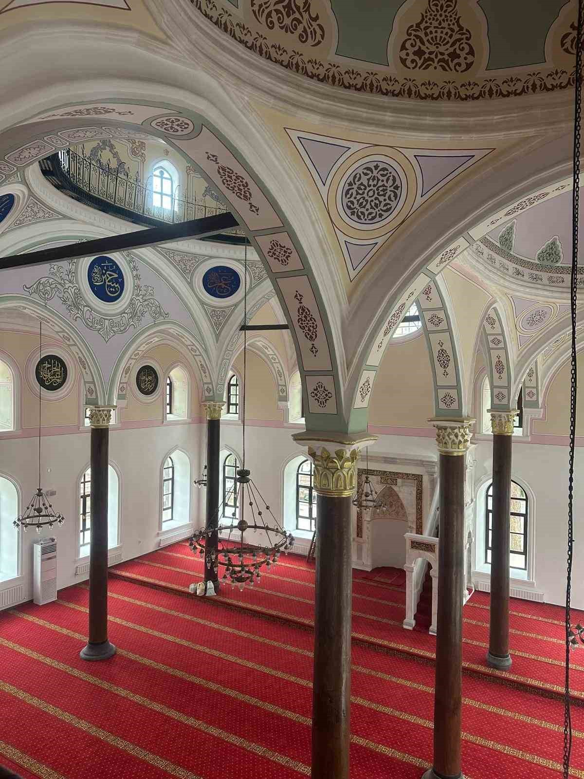 Bakan Ersoy: "Üç tarihi cami yeniden ibadete açılıyor"
