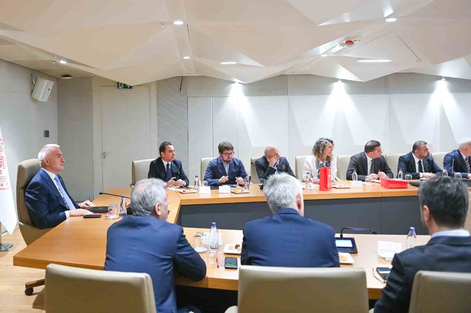 Bakan Ersoy’dan 2026 turizmi için kritik toplantı
