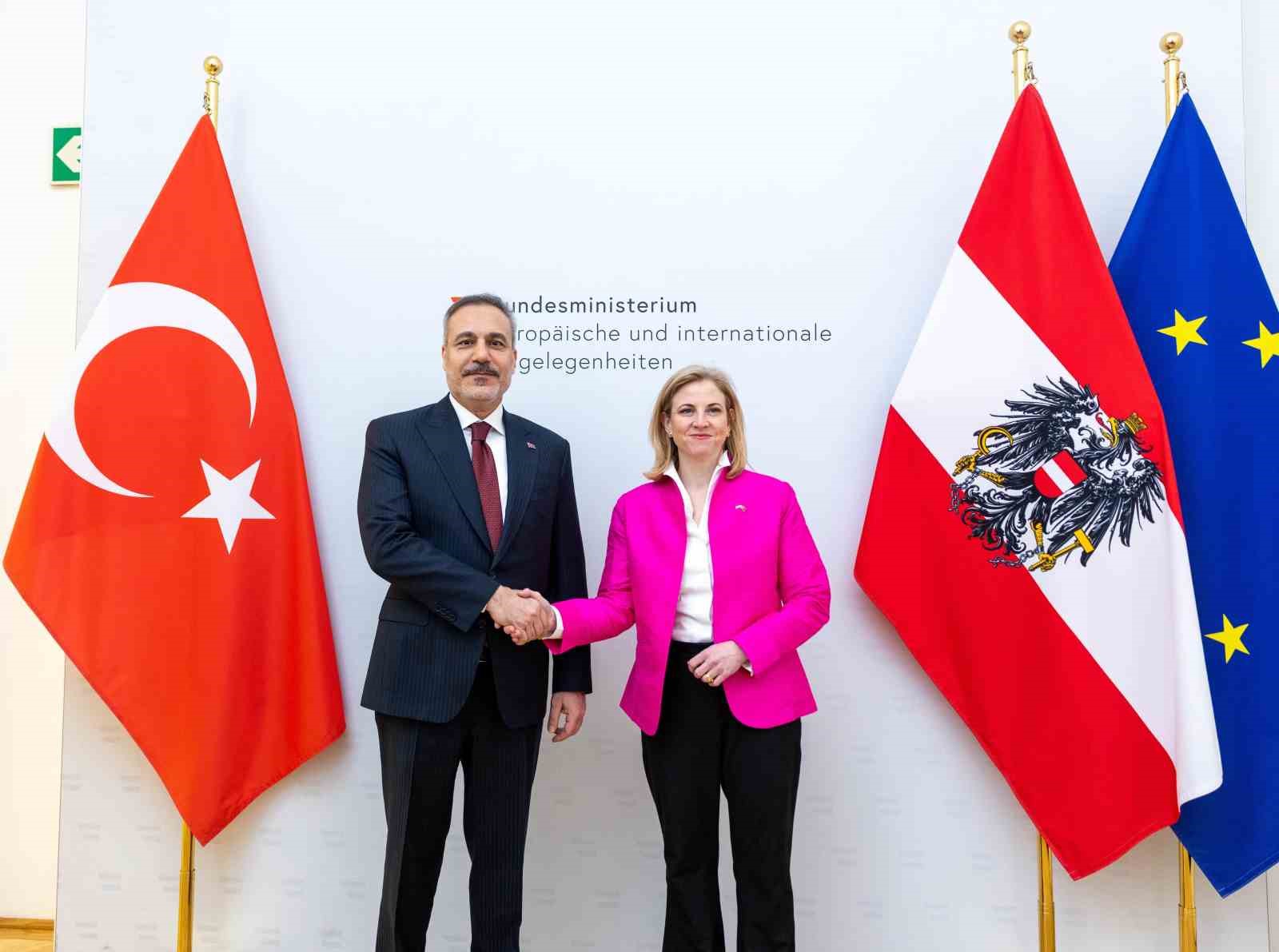 Bakan Fidan, Avusturyalı Bakan Meinl-Reisinger ile bir araya geldi
