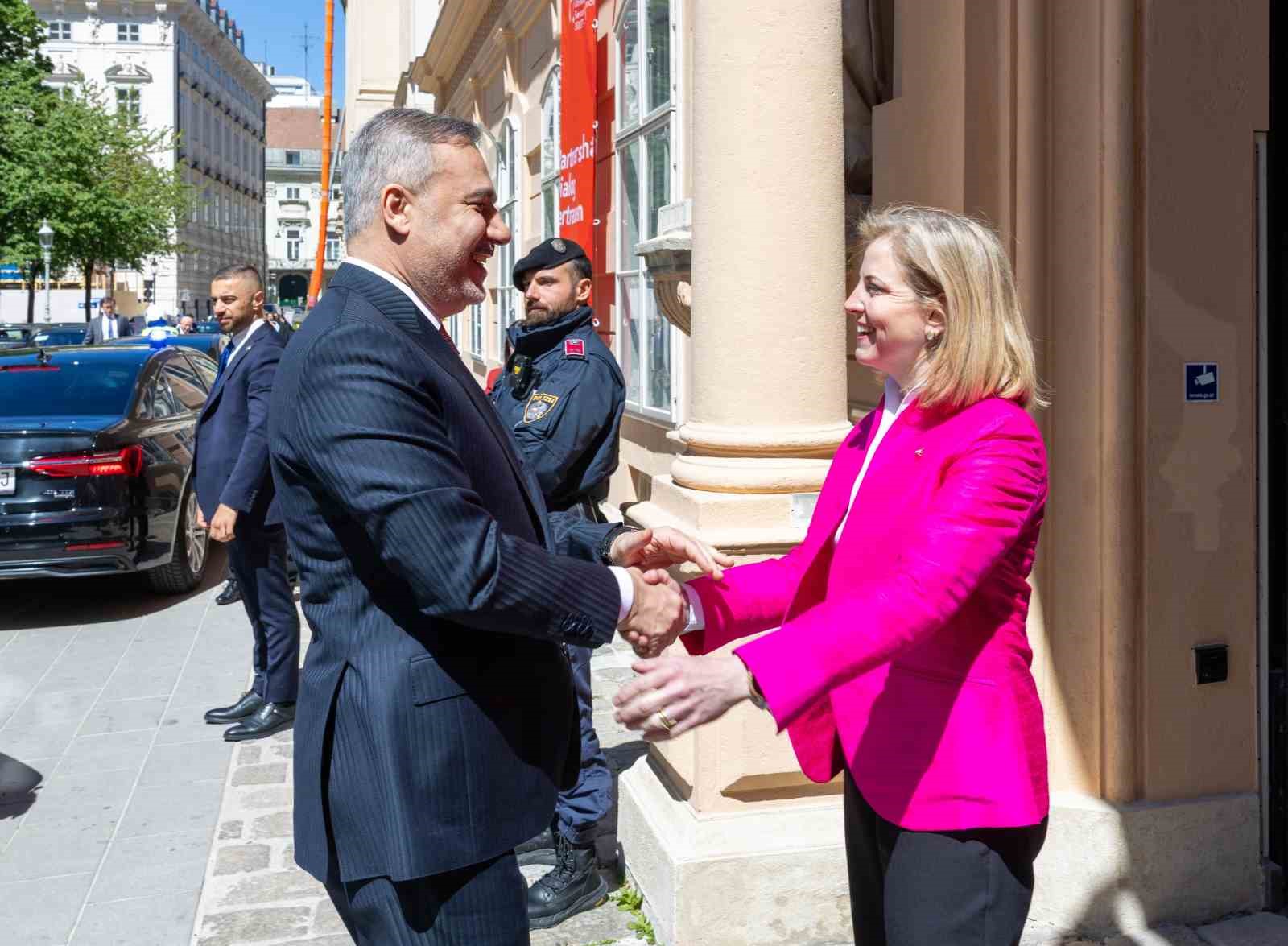 Bakan Fidan, Avusturyalı Bakan Meinl-Reisinger ile bir araya geldi
