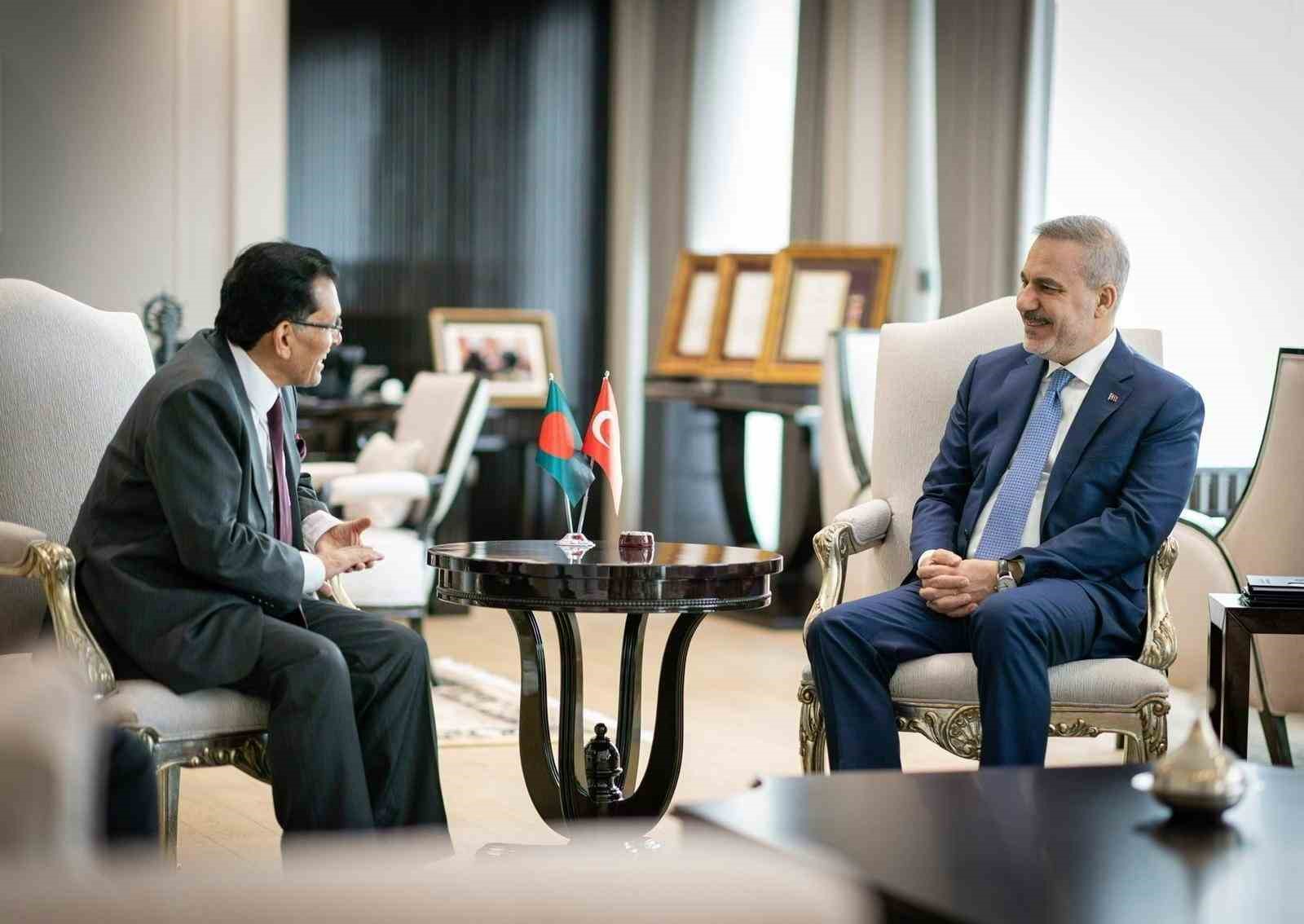 Bakan Fidan, Bangladeş Dışişleri Bakanı Rahman ile bir araya geldi
