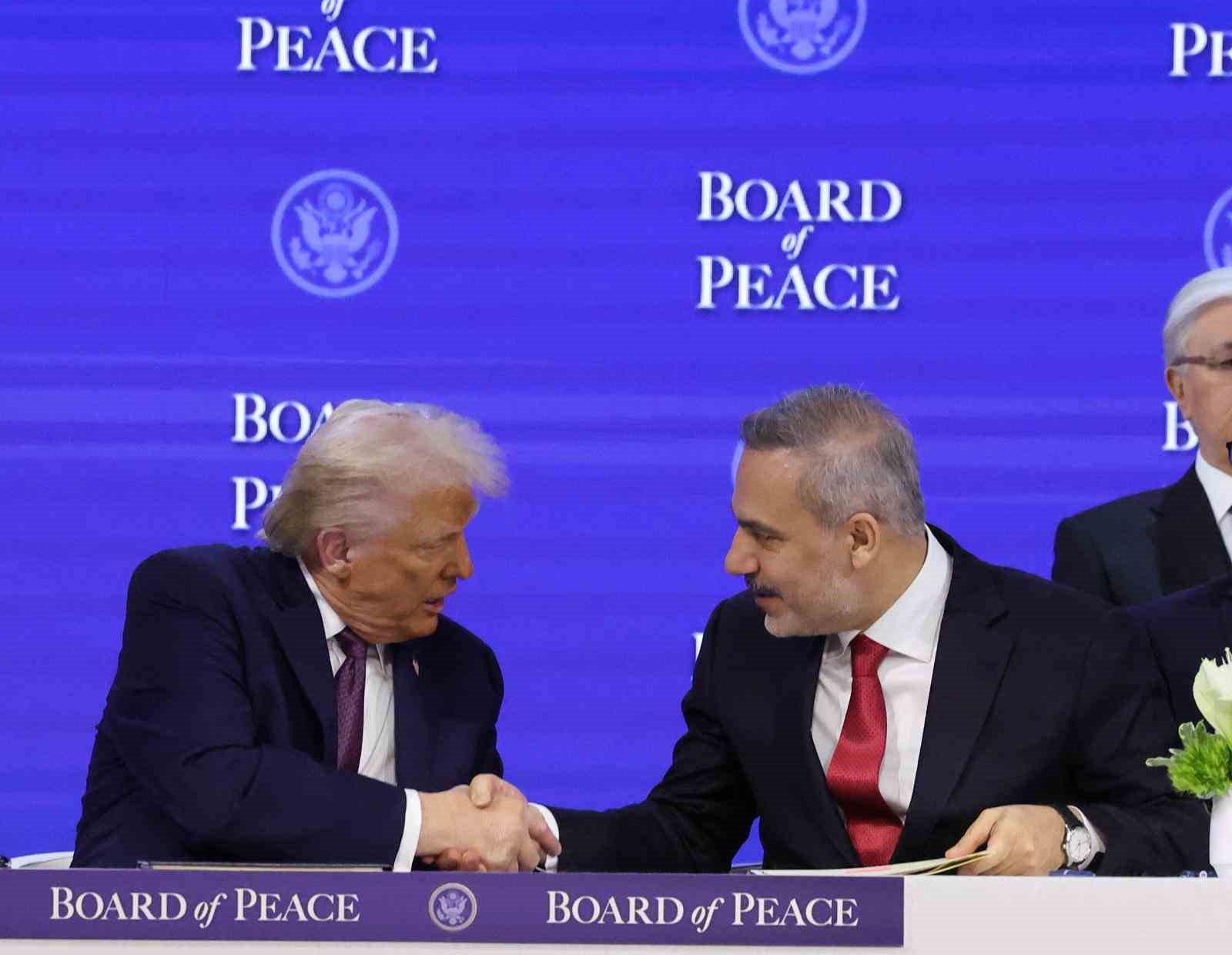 Bakan Fidan, Barış Kurulu Kuruluş Sözleşmesine imza attı
Bakan Fidan, Barış Kurulu Kuruluş Sözleşmesine imza attı