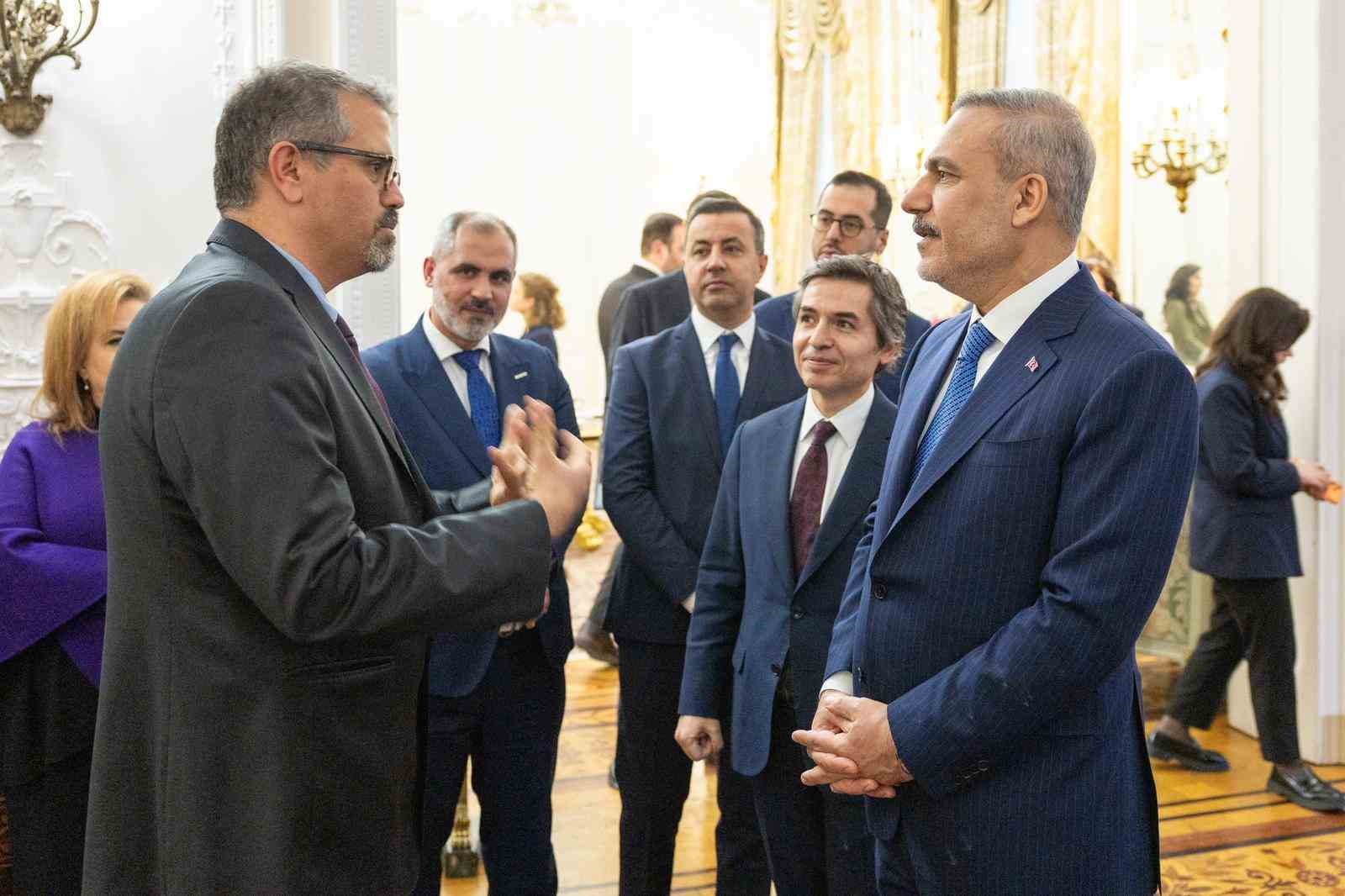 Bakan Fidan, Birleşik Krallık’ta yaşayan Türk vatandaşlarıyla bir araya geldi
