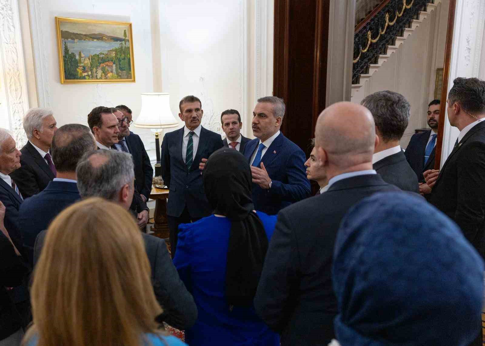 Bakan Fidan, Birleşik Krallık’ta yaşayan Türk vatandaşlarıyla bir araya geldi
