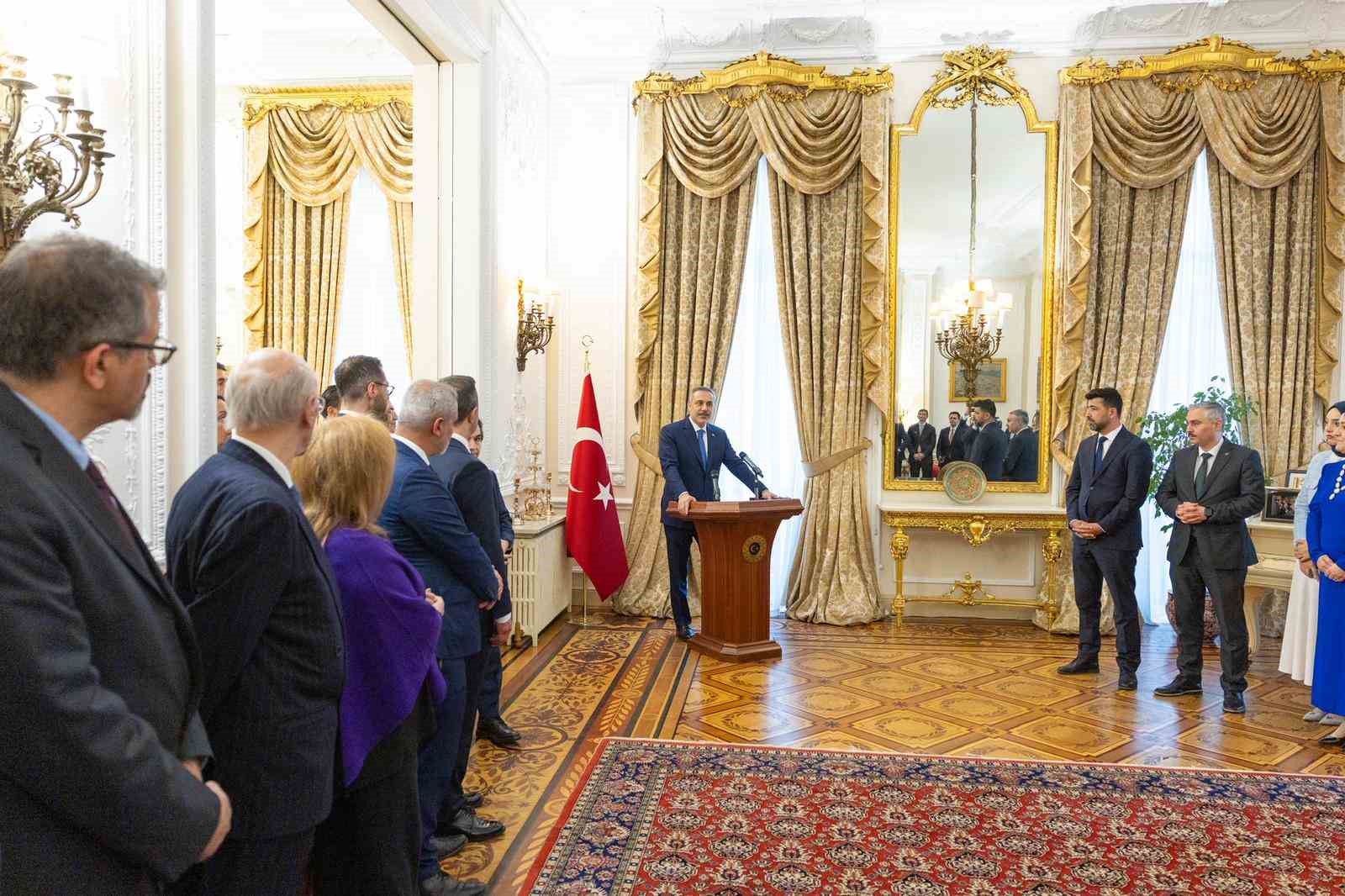 Bakan Fidan, Birleşik Krallık’ta yaşayan Türk vatandaşlarıyla bir araya geldi
