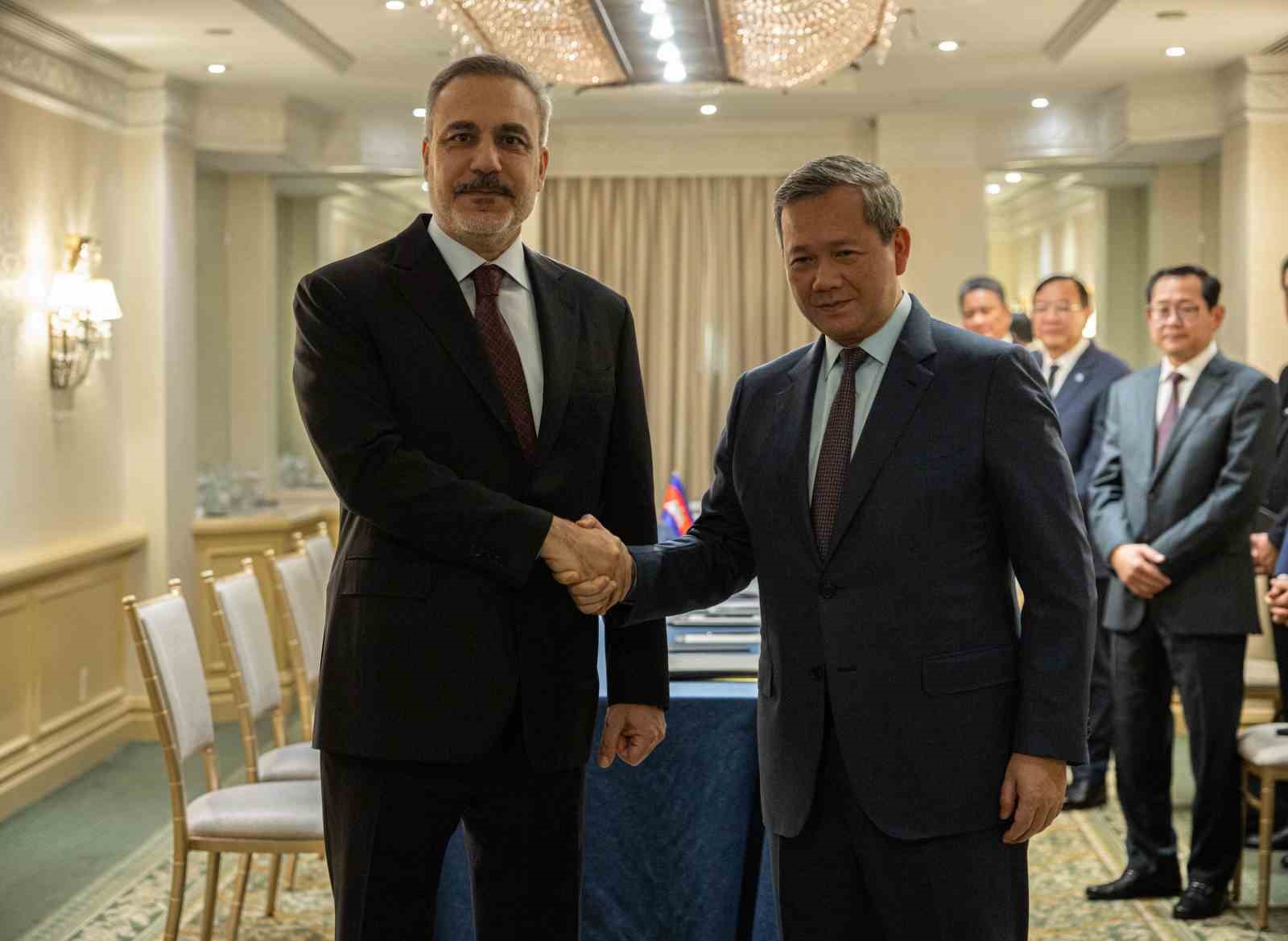 Bakan Fidan, Kamboçya Başbakanı Hun Manet ile bir araya geldi
Bakan Fidan, Kamboçya Başbakanı Hun Manet ile bir araya geldi