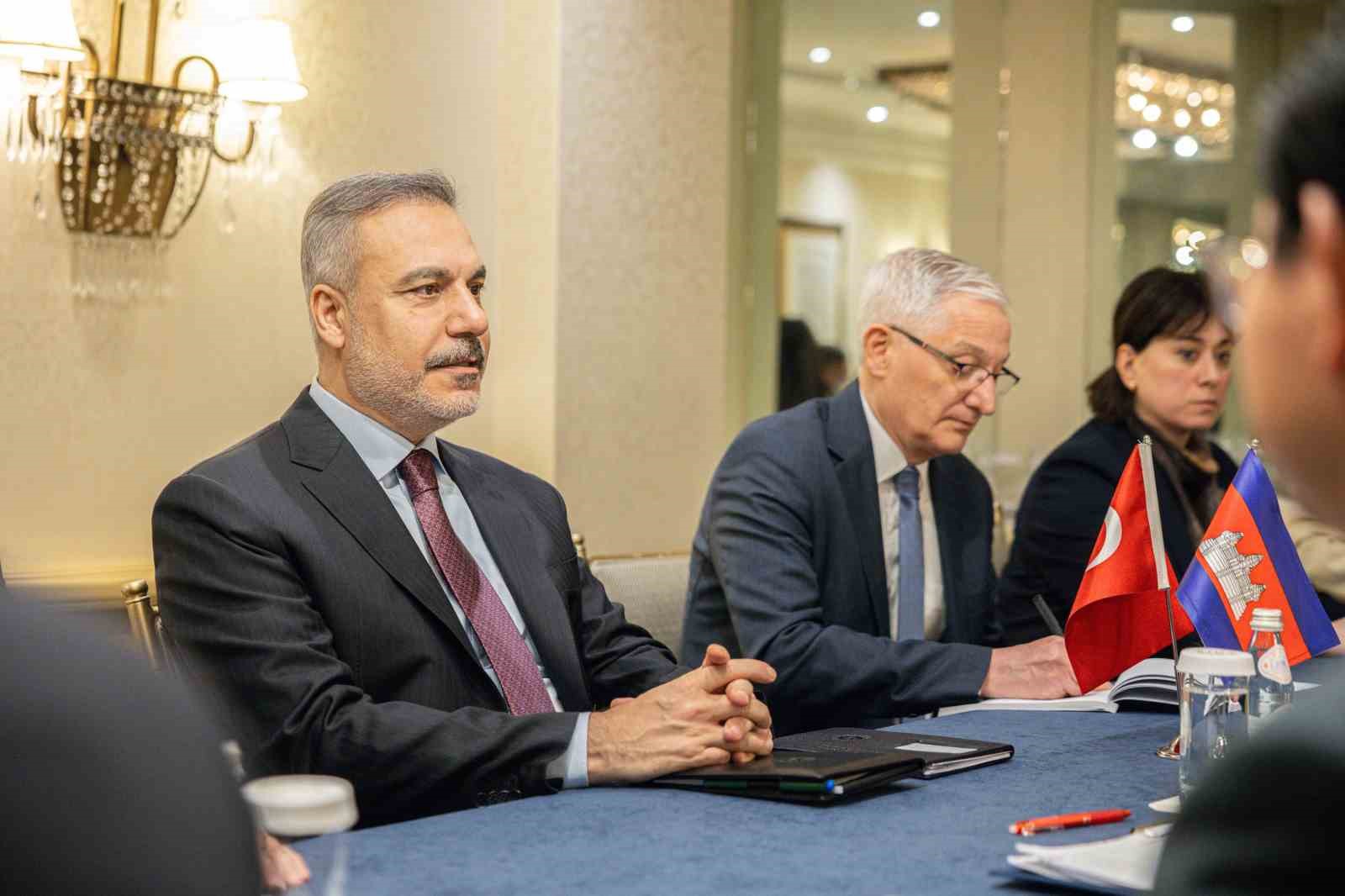 Bakan Fidan, Kamboçya Başbakanı Hun Manet ile bir araya geldi
Bakan Fidan, Kamboçya Başbakanı Hun Manet ile bir araya geldi