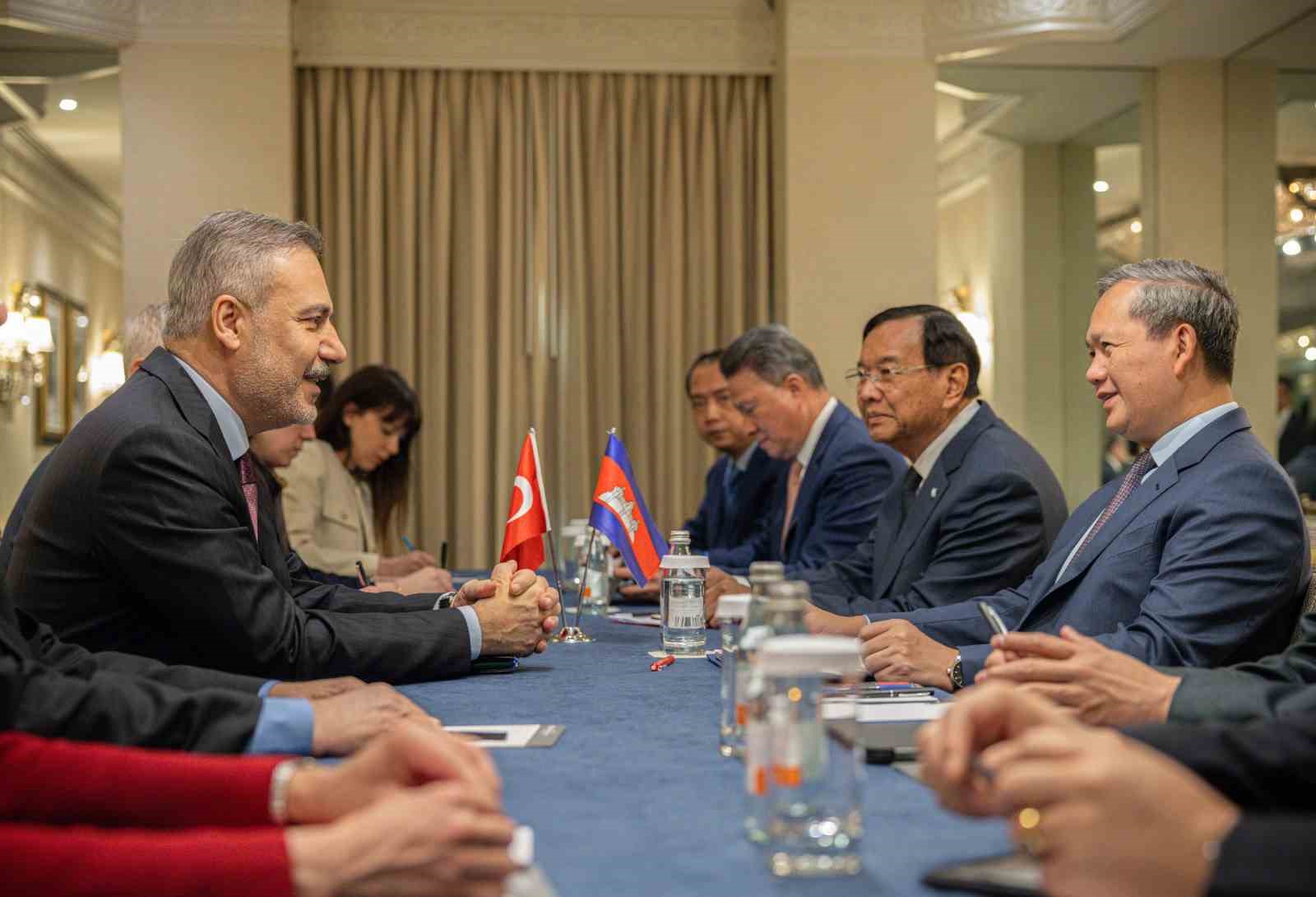 Bakan Fidan, Kamboçya Başbakanı Hun Manet ile bir araya geldi
Bakan Fidan, Kamboçya Başbakanı Hun Manet ile bir araya geldi