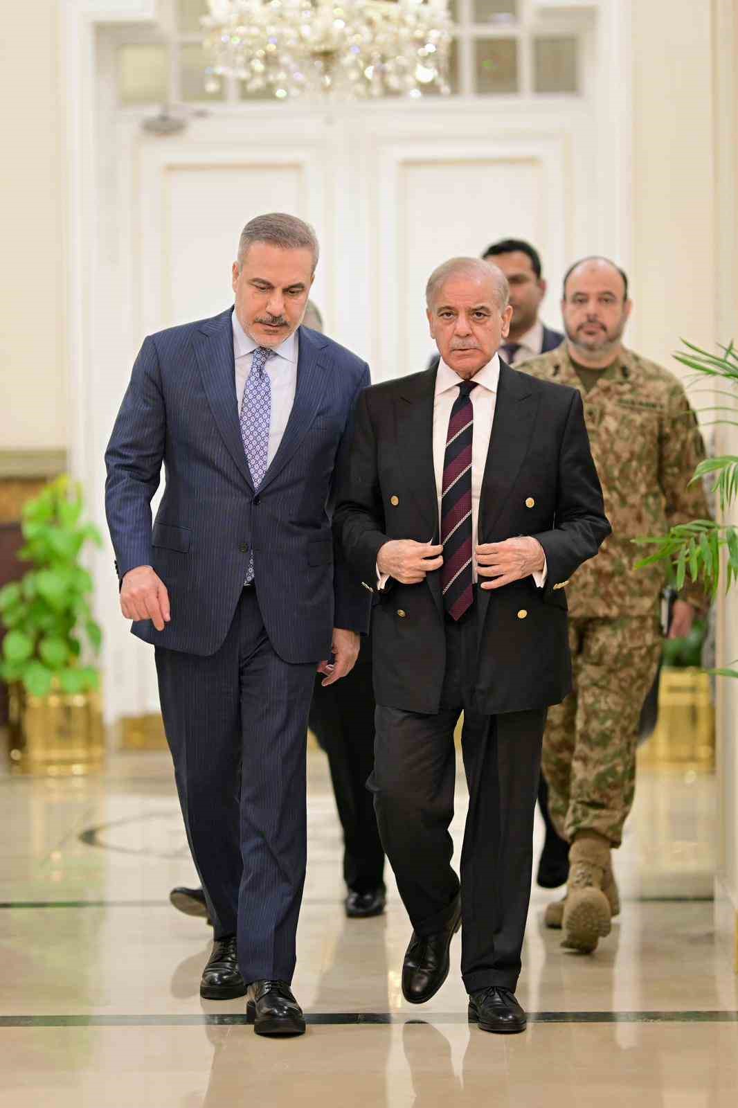 Bakan Fidan, Pakistan Başbakanı Şerif tarafından kabul edildi
Bakan Fidan, Pakistan Başbakanı Şerif tarafından kabul edildi