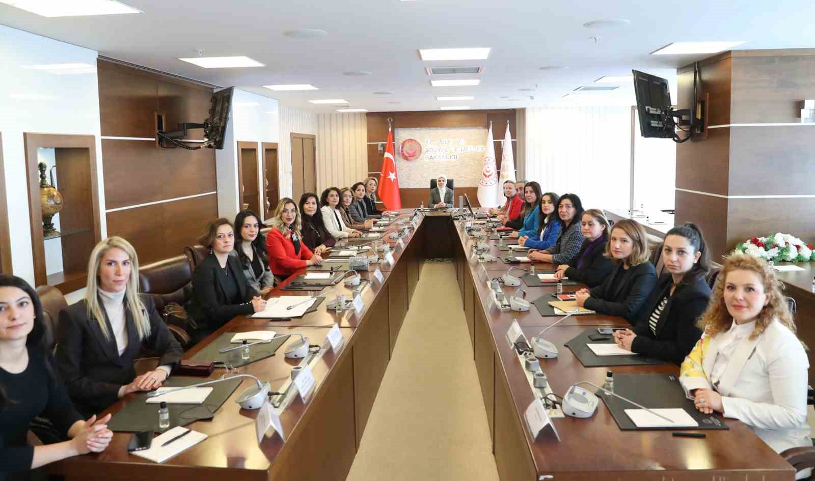 Bakan Göktaş, baroların kadın ve çocuk hakları komisyonu temsilcileriyle bir araya geldi
