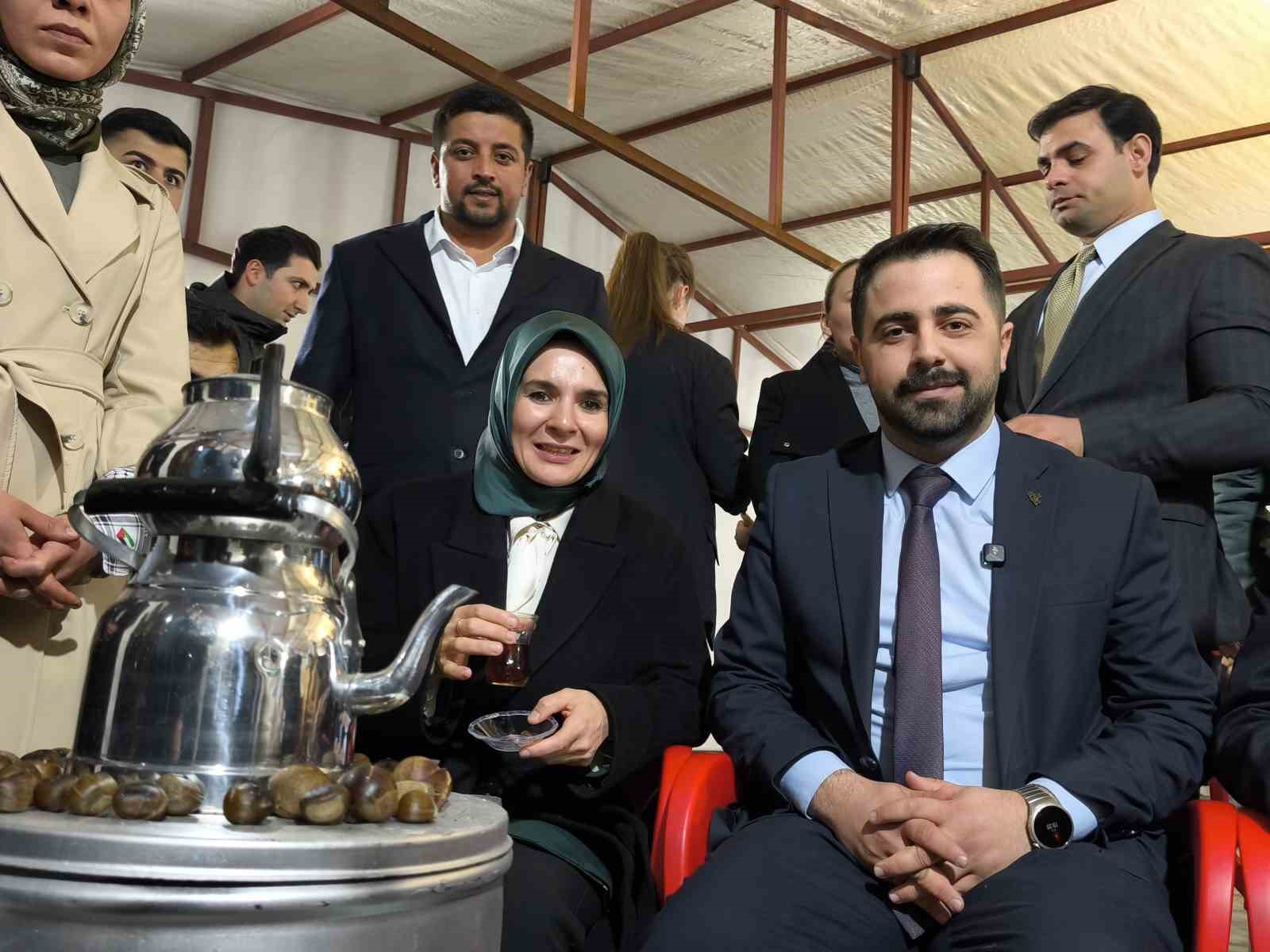 Bakan Göktaş, Batman’da gençlerle "Kabe’de Hacılar Hu Der" ilahisine eşlik etti

