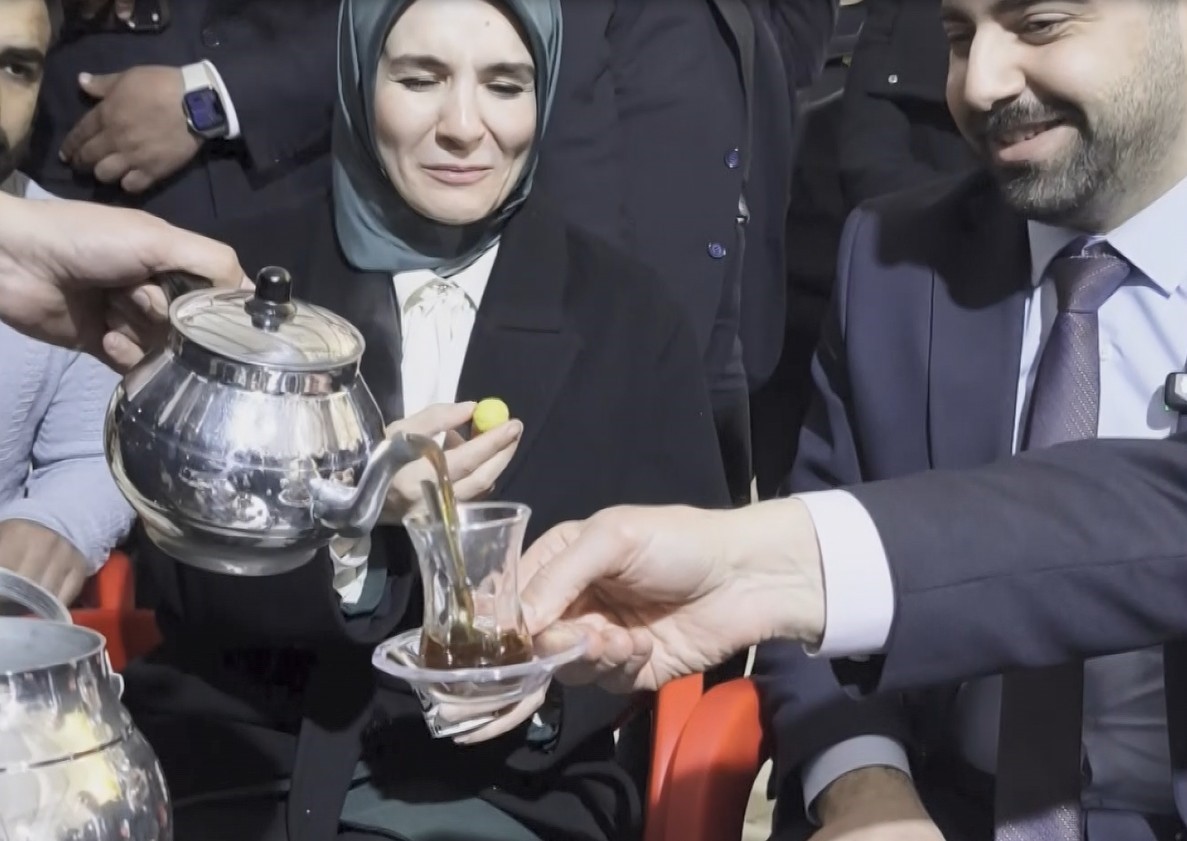 Bakan Göktaş, Batman’da gençlerle "Kabe’de Hacılar Hu Der" ilahisine eşlik etti
