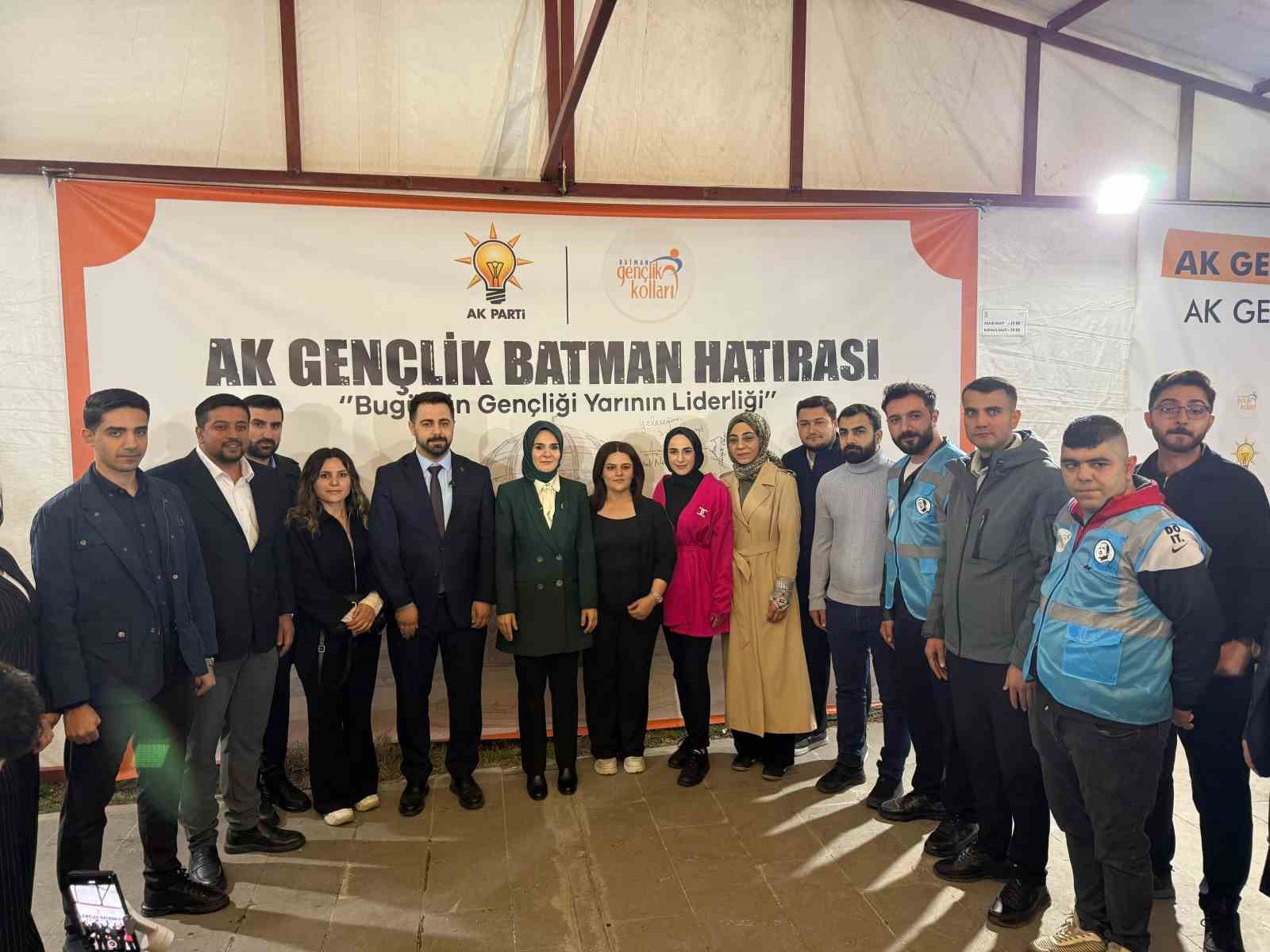 Bakan Göktaş, Batman’da gençlerle "Kabe’de Hacılar Hu Der" ilahisine eşlik etti
