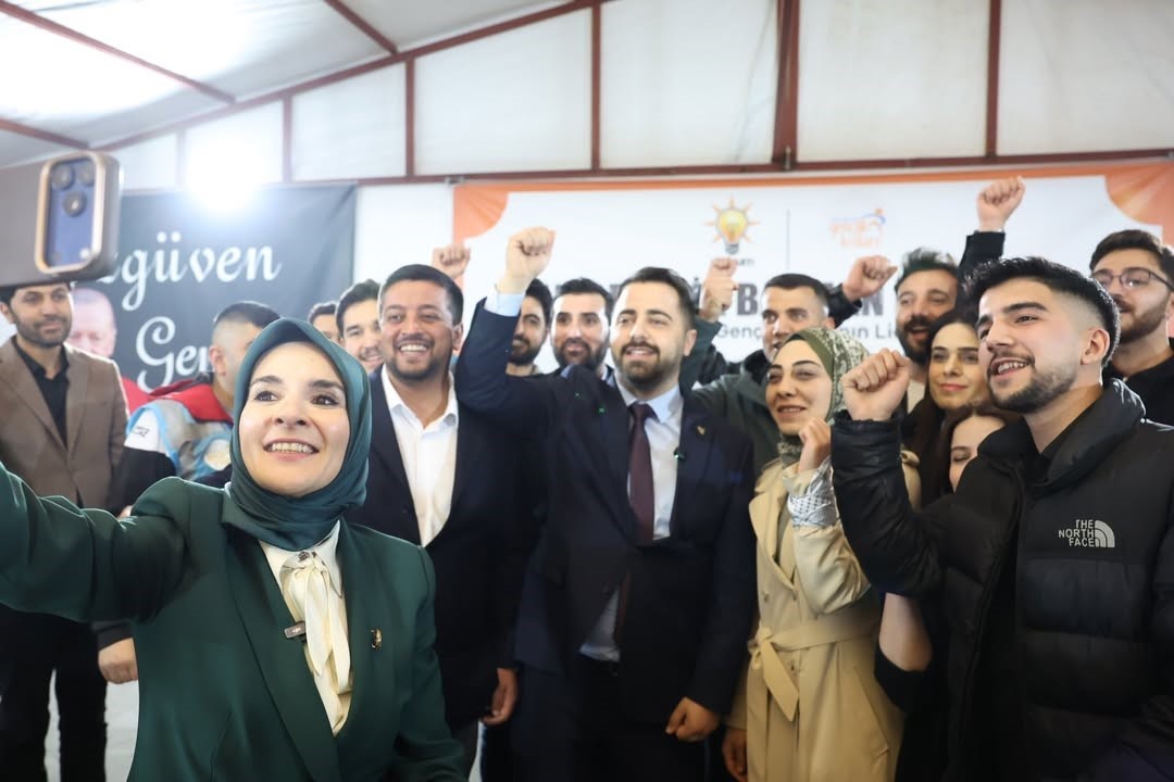 Bakan Göktaş, Batman’da gençlerle "Kabe’de Hacılar Hu Der" ilahisine eşlik etti
