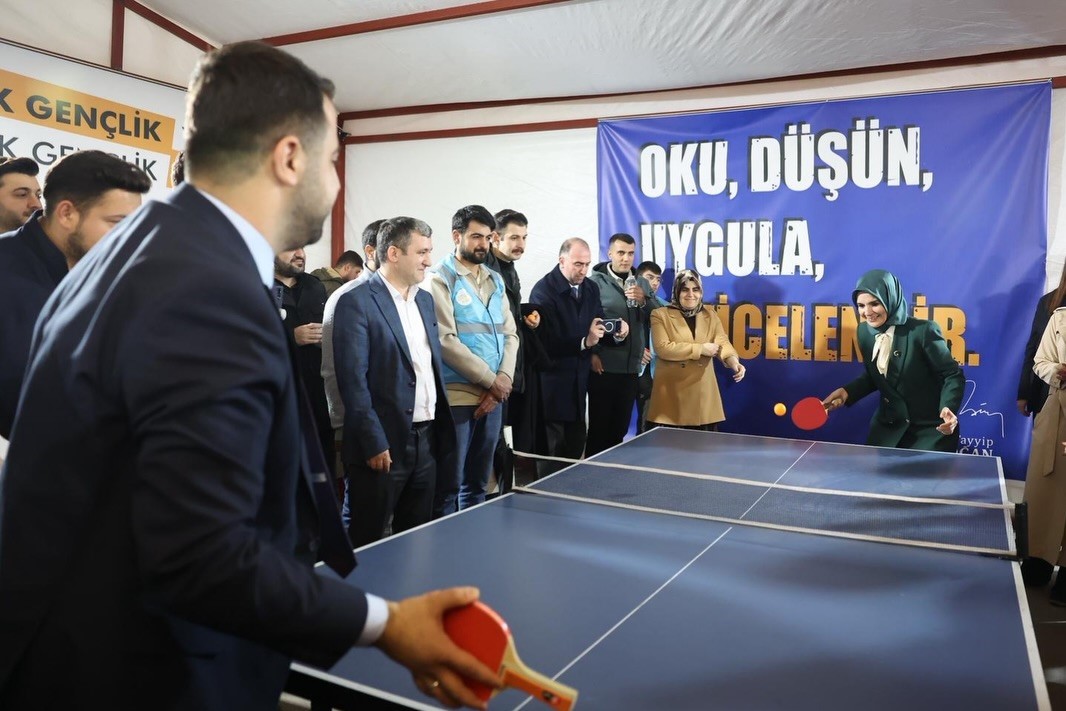 Bakan Göktaş, Batman’da gençlerle "Kabe’de Hacılar Hu Der" ilahisine eşlik etti
