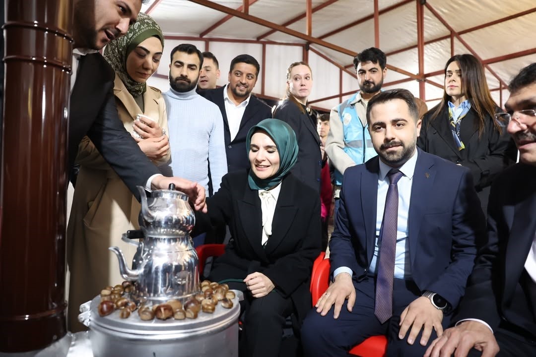 Bakan Göktaş, Batman’da gençlerle "Kabe’de Hacılar Hu Der" ilahisine eşlik etti
