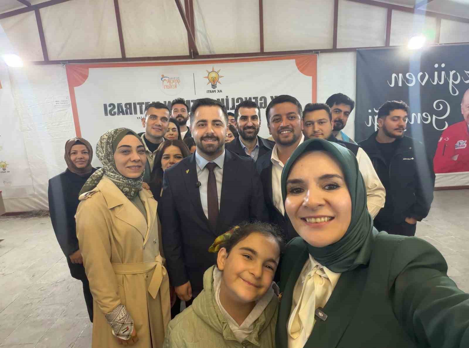 Bakan Göktaş, Batman’da gençlerle "Kabe’de Hacılar Hu Der" ilahisine eşlik etti
