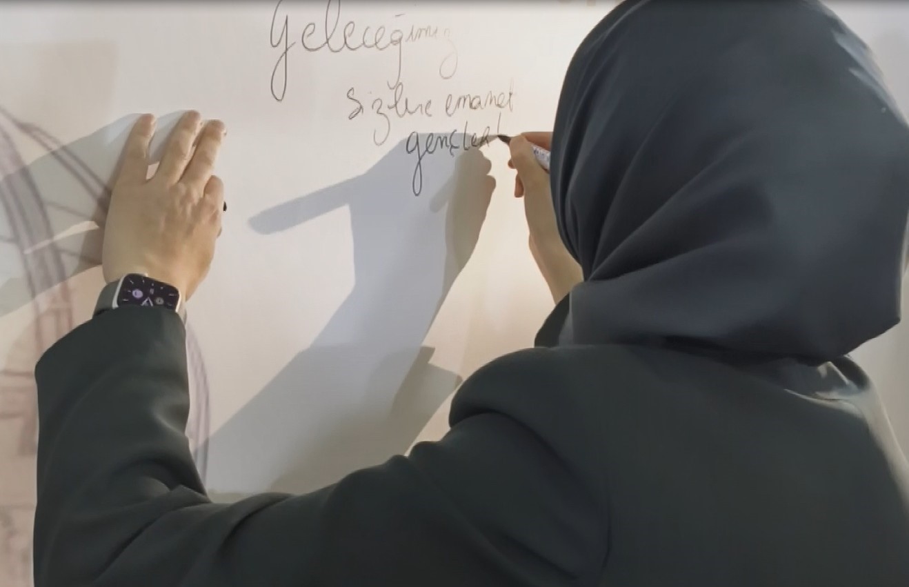 Bakan Göktaş, Batman’da gençlerle "Kabe’de Hacılar Hu Der" ilahisine eşlik etti
