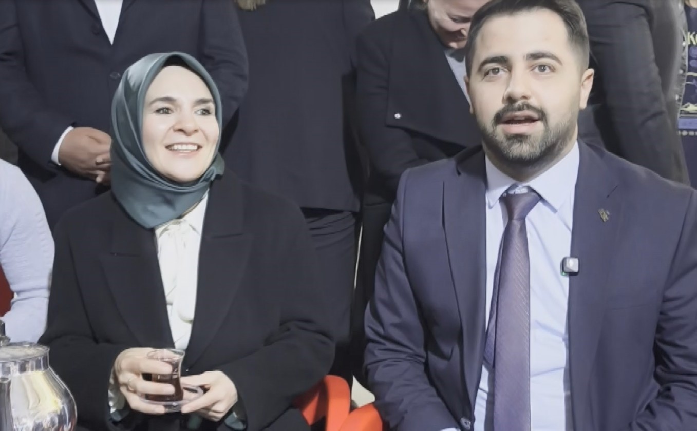Bakan Göktaş, Batman’da gençlerle "Kabe’de Hacılar Hu Der" ilahisine eşlik etti
