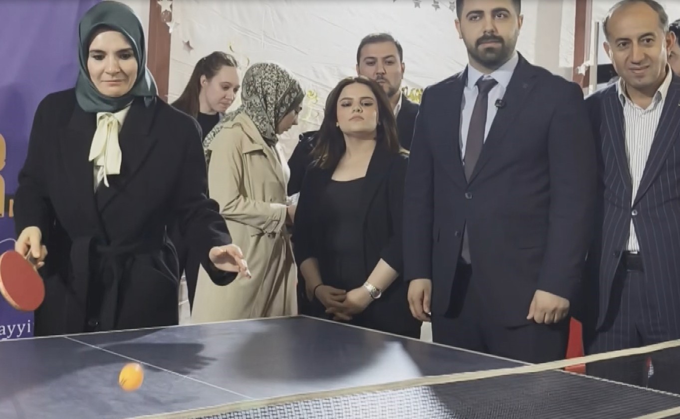 Bakan Göktaş, Batman’da gençlerle "Kabe’de Hacılar Hu Der" ilahisine eşlik etti
