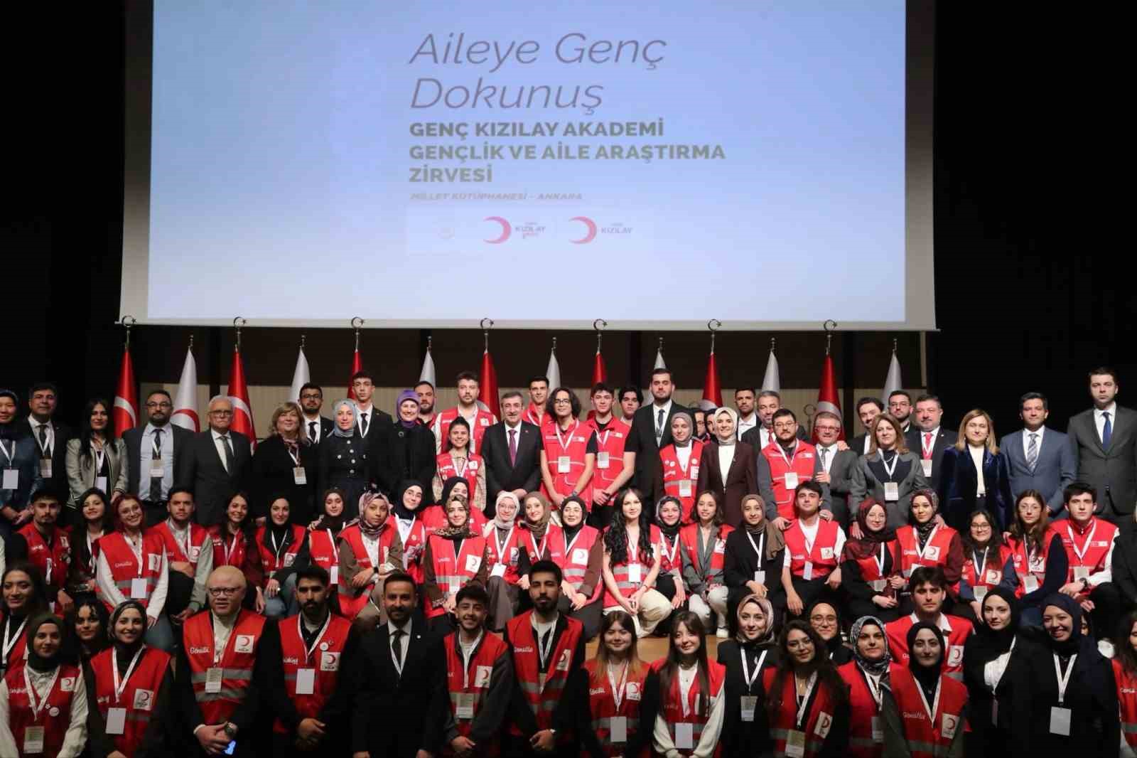 Bakan Göktaş: "Gençlerimizin geleceklerini sağlam adımlarla inşa etmelerini destekleyen bir anlayışla çalışıyoruz"
