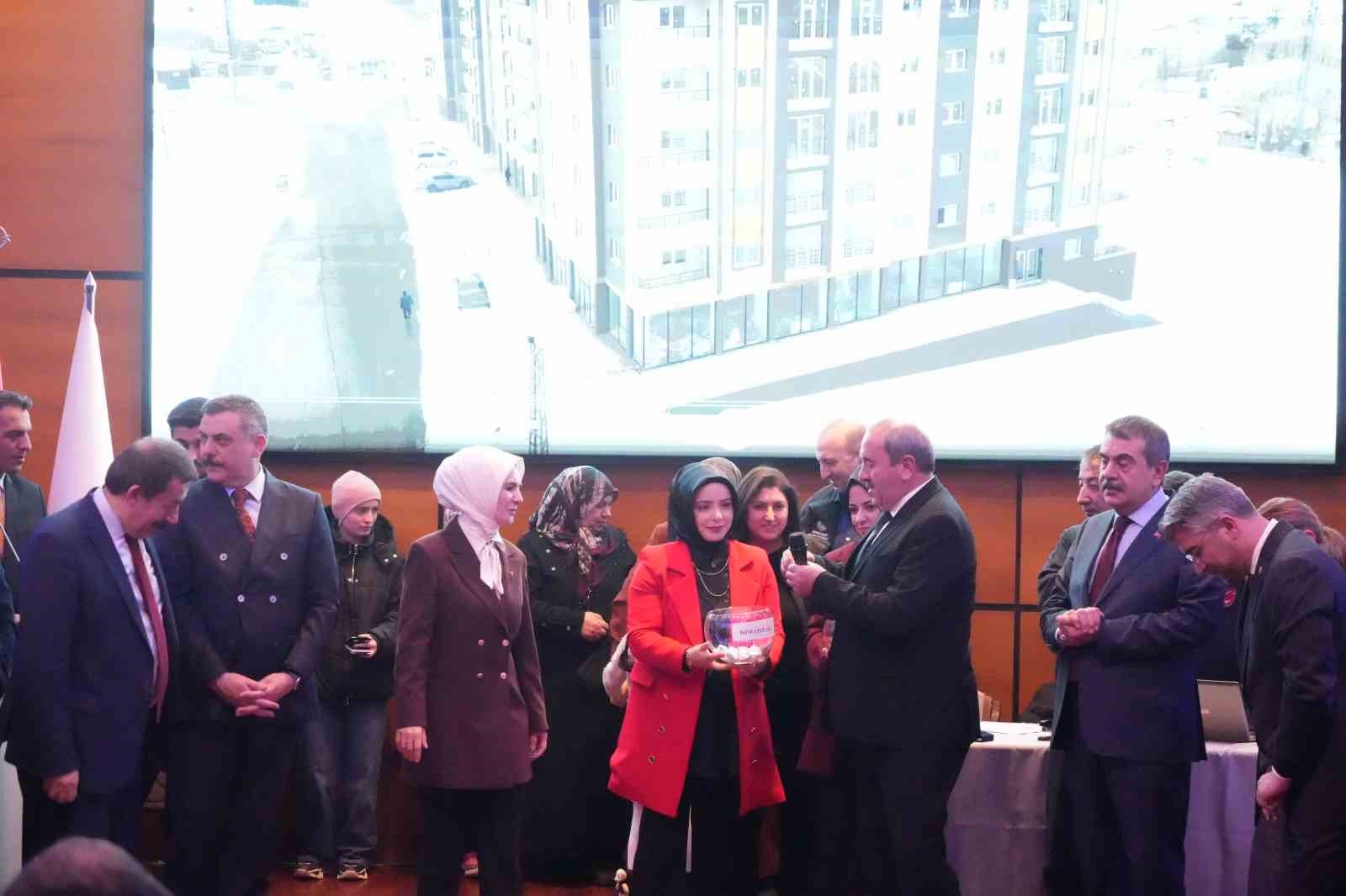 Bakan Göktaş: "Hizmetlerimizi hanelere daha hızlı ve daha etkili ulaştırmak için sahadaki gücümüzü her geçen gün artırıyoruz"
