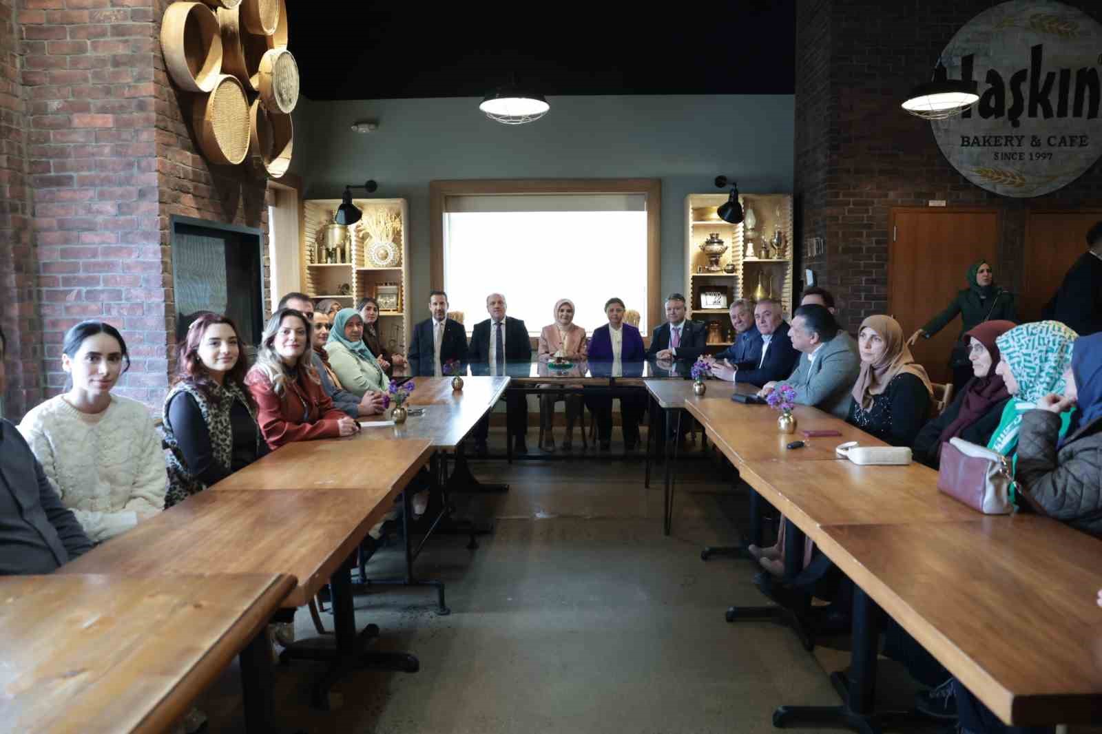 Bakan Göktaş: "Kadınların üretimde, istihdamda ve girişimcilikte daha güçlü şekilde yer aldığı bir Türkiye için çalışmalarımıza kararlılıkla devam edeceğiz"
Bakan Göktaş: "Kadınların üretimde, istihdamda ve girişimcilikte daha güçlü şekilde yer aldığı bir Türkiye için çalışmalarımıza kararlılıkla devam edeceğiz"