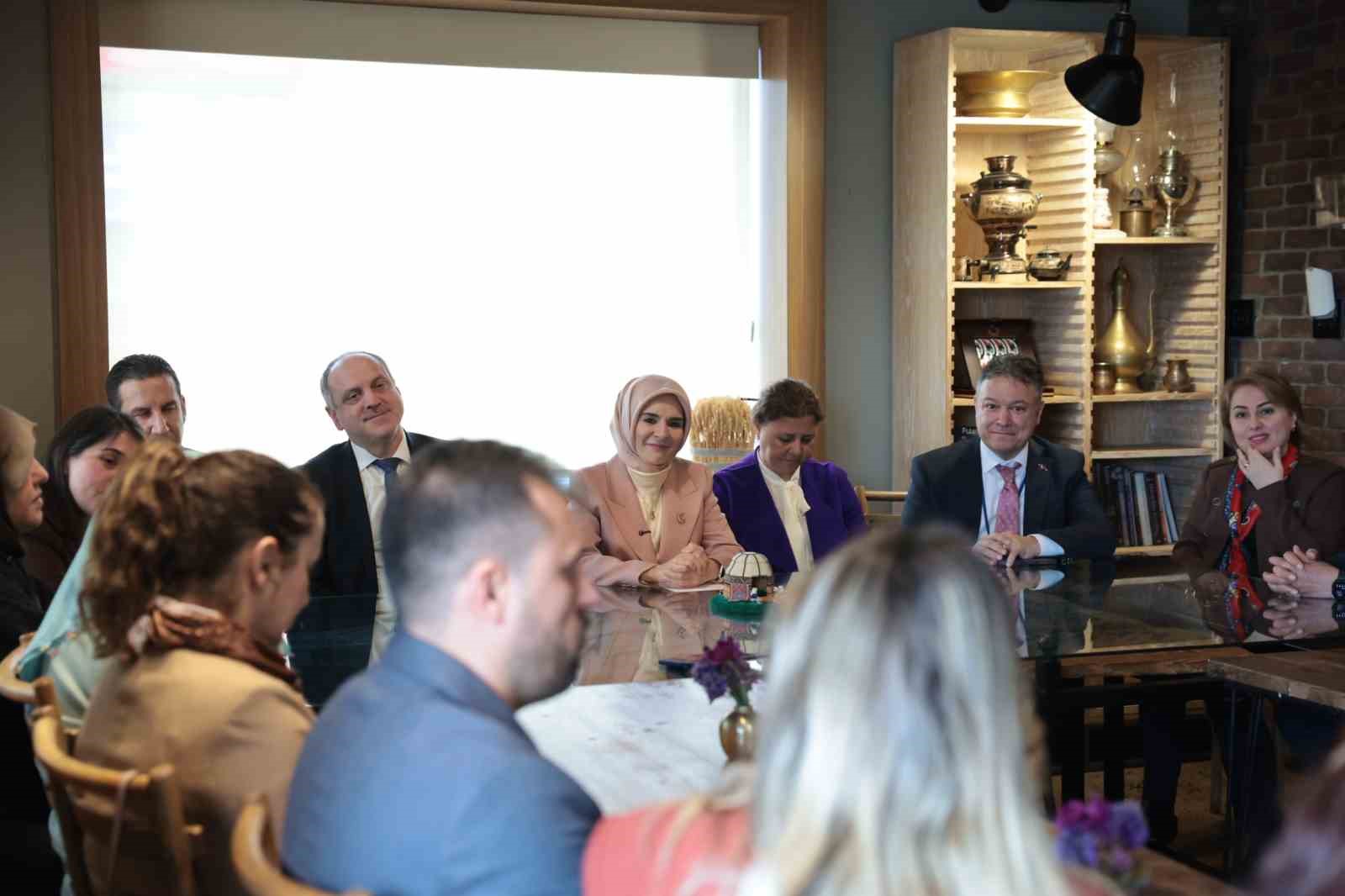 Bakan Göktaş: "Kadınların üretimde, istihdamda ve girişimcilikte daha güçlü şekilde yer aldığı bir Türkiye için çalışmalarımıza kararlılıkla devam edeceğiz"
Bakan Göktaş: "Kadınların üretimde, istihdamda ve girişimcilikte daha güçlü şekilde yer aldığı bir Türkiye için çalışmalarımıza kararlılıkla devam edeceğiz"