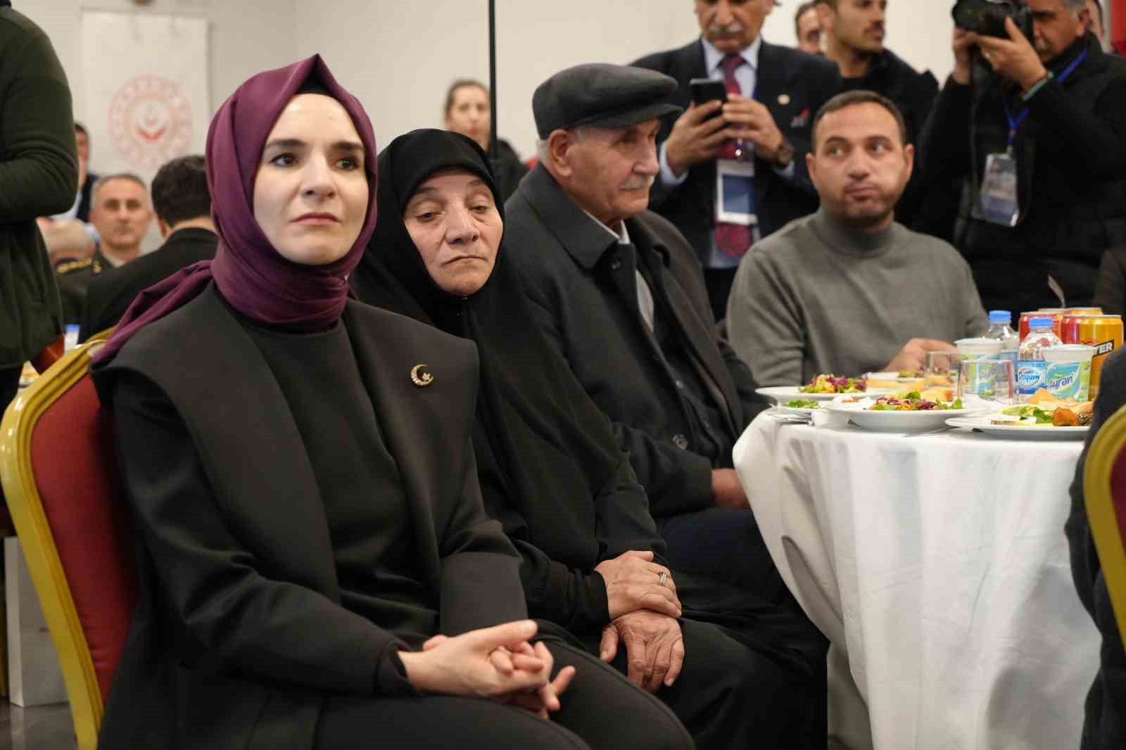 Bakan Göktaş, Kars’ta şehit yakınlarıyla gönül sofrasında buluştu
