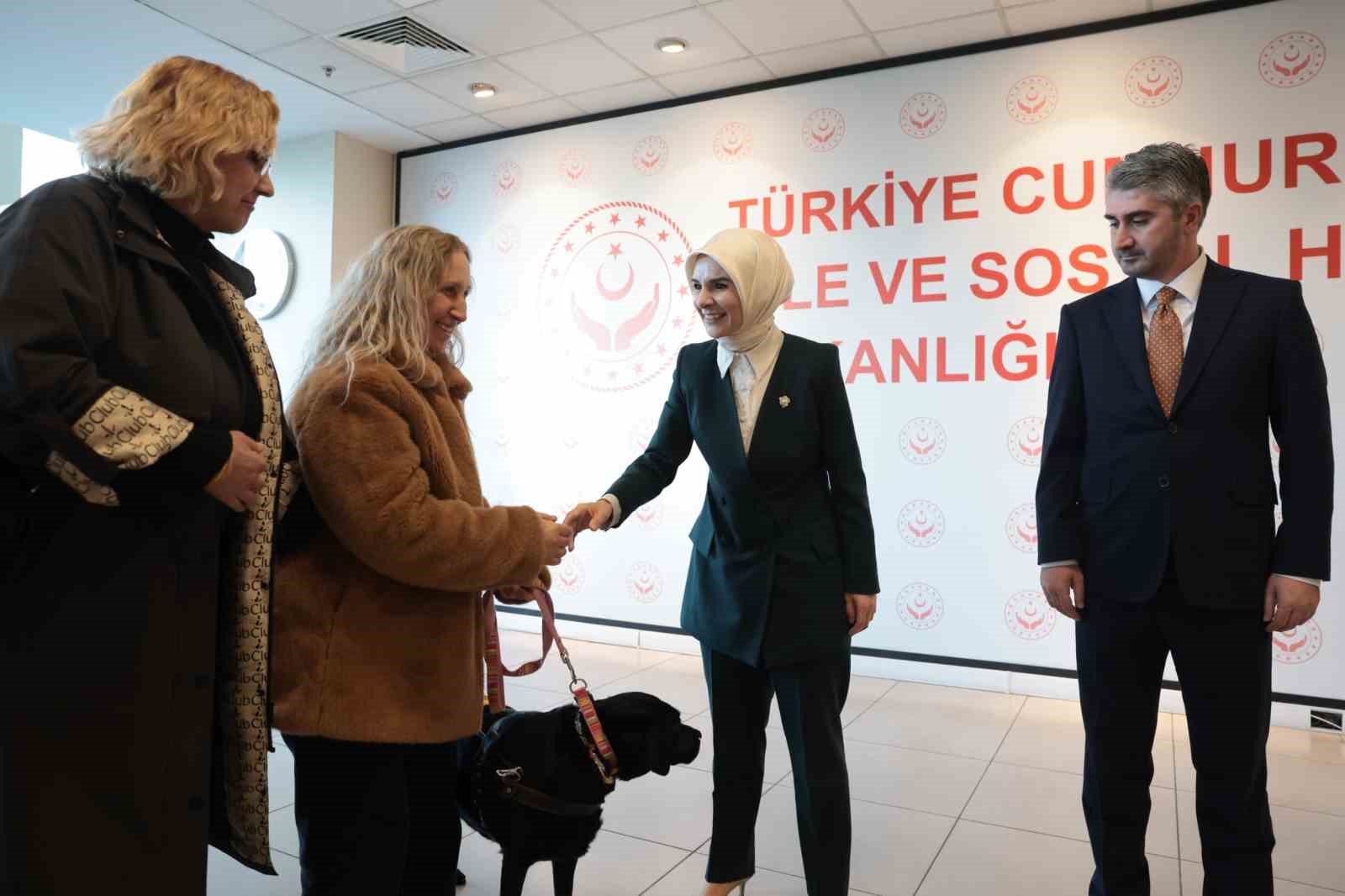 Bakan Göktaş personel ile bayramlaştı
