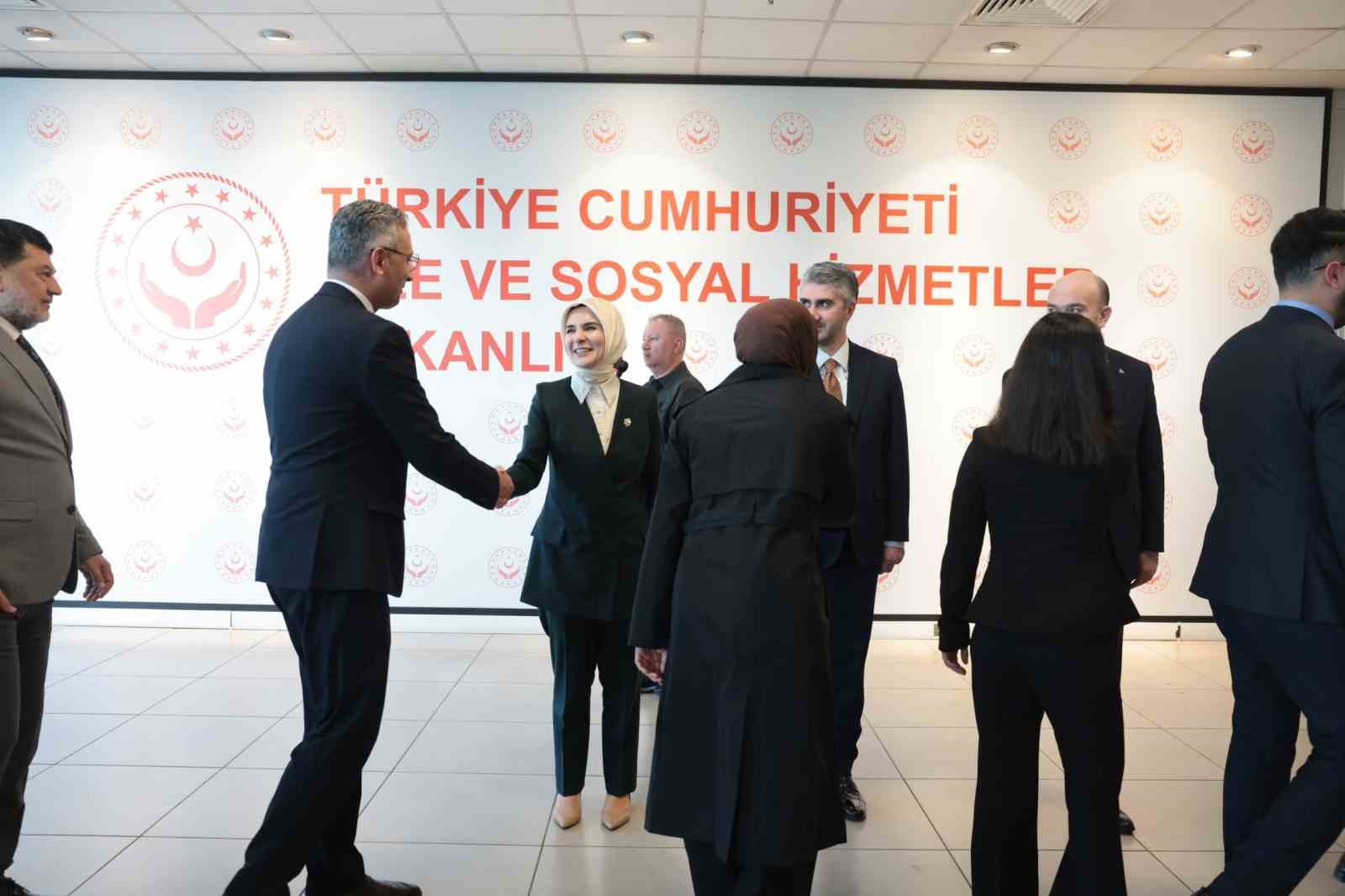 Bakan Göktaş personel ile bayramlaştı
