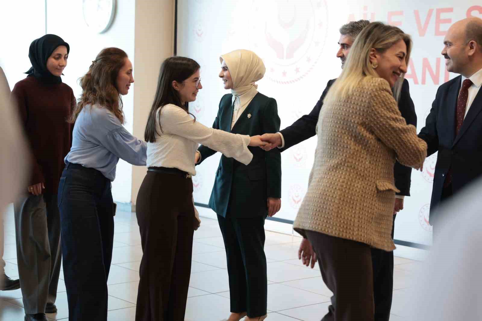 Bakan Göktaş personel ile bayramlaştı
