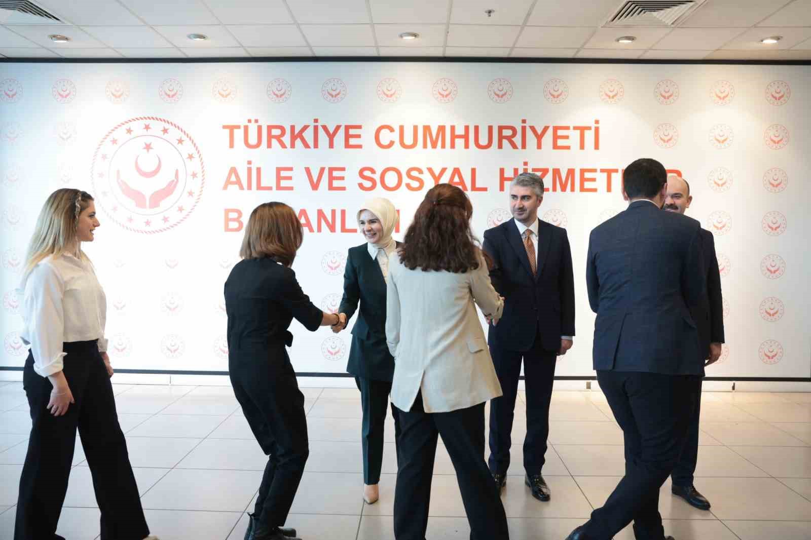 Bakan Göktaş personel ile bayramlaştı
